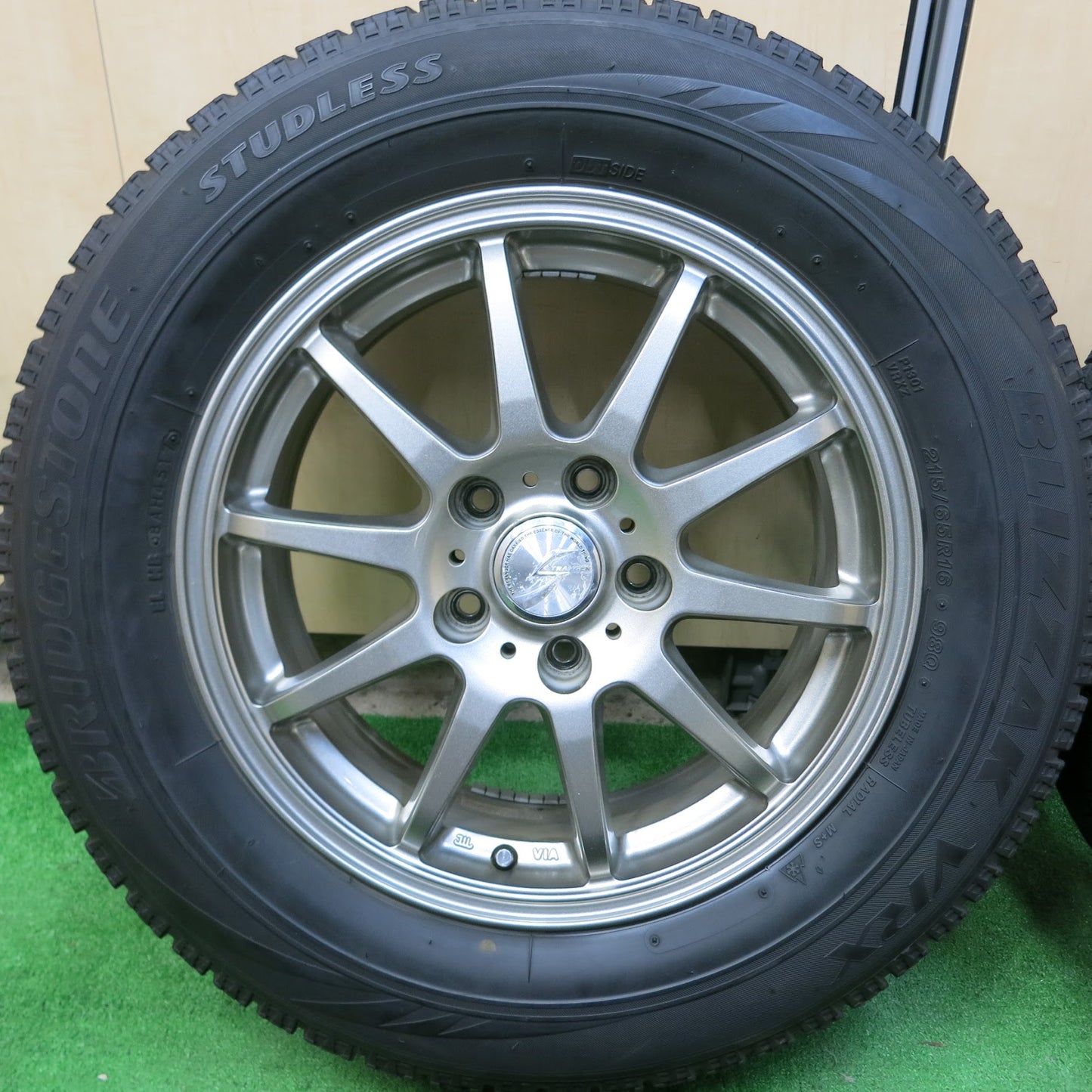 [送料無料]キレイ★スタッドレス 215/65R16 ブリヂストン ブリザック VRX STRANGER ストレンジャー 16インチ PCD114.3/5H★3062706ヒス