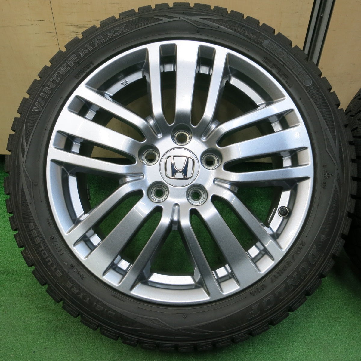 *送料無料*バリ溝！キレイ！9.5分★ホンダ エリシオン 純正 215/50R17 スタッドレス ダンロップ ウインターマックス WM01 17インチ PCD114.3/5H★4010810イス