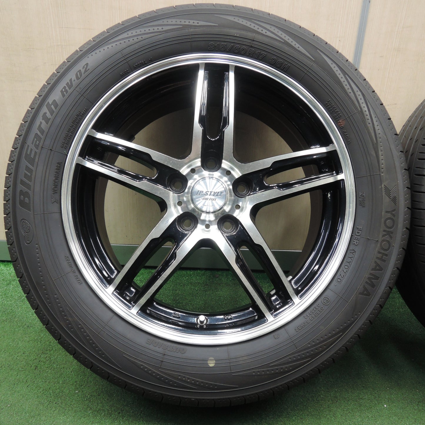 *送料無料* バリ溝！20年！キレイ！9.5分★215/60R17 ヨコハマ ブルーアース RV-02 JP STYLE UNI FIVE 17インチ PCD114.3/5H★4022311NJノ