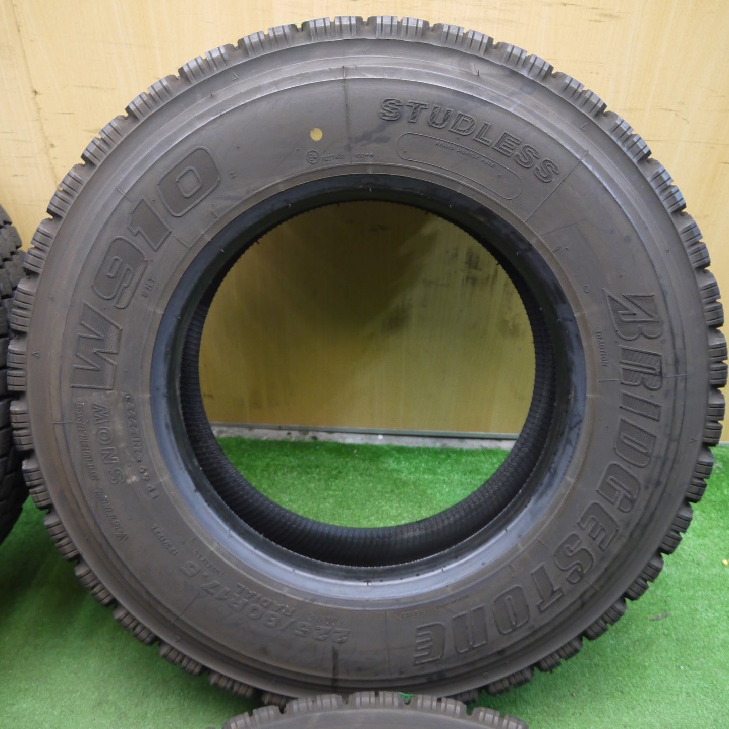 [送料無料]バリ溝！22年！9分★トラック タイヤ 225/80R17.5 123/122L スタッドレス ブリヂストン W910 17.5インチ★3041816クスタ