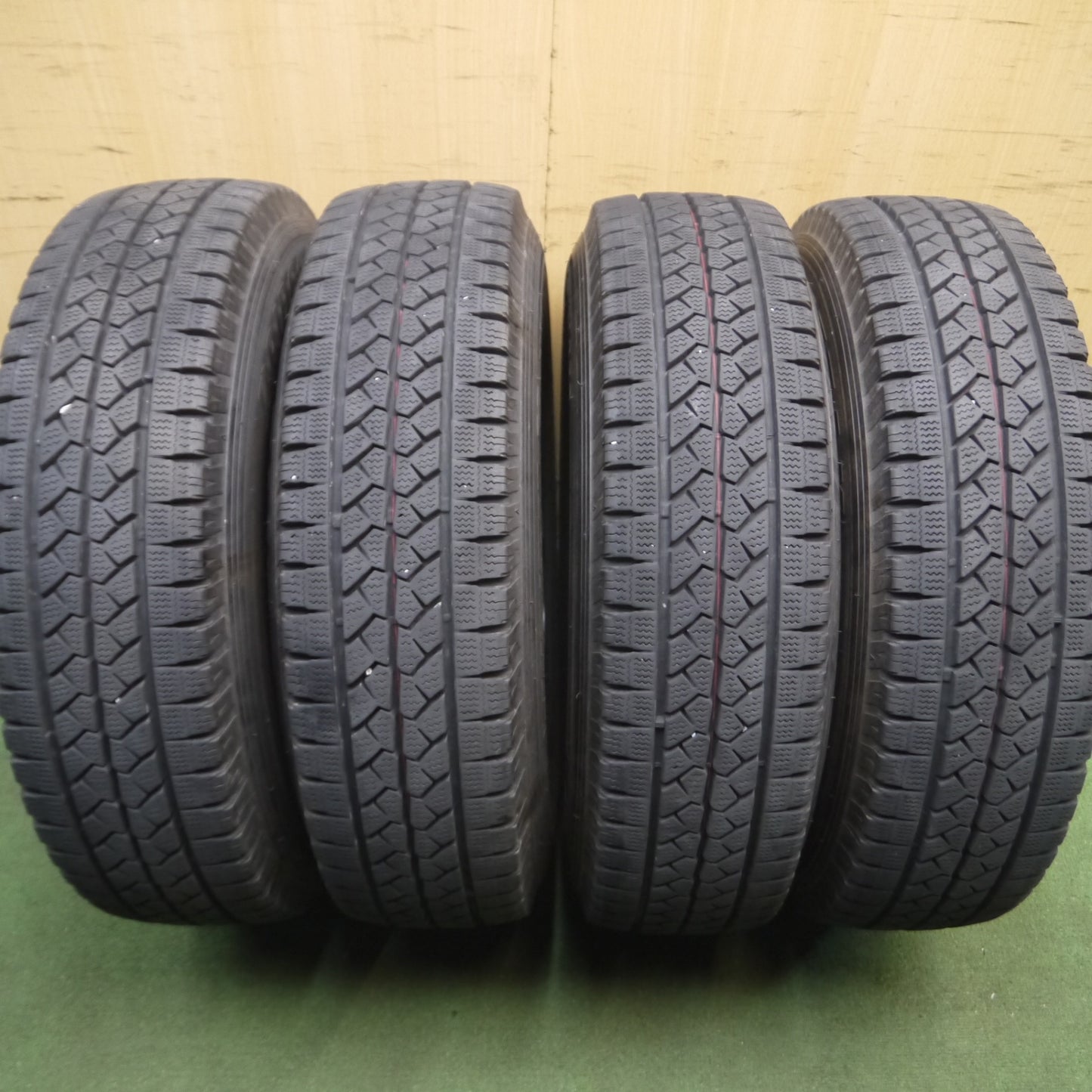 *送料無料* バリ溝！キレイ！9分★ハイエース 等 195/80R15 107/105L スタッドレス ブリヂストン ブリザック VL1 ROADMAX MiD PCD139.7/6H★4021418Hス