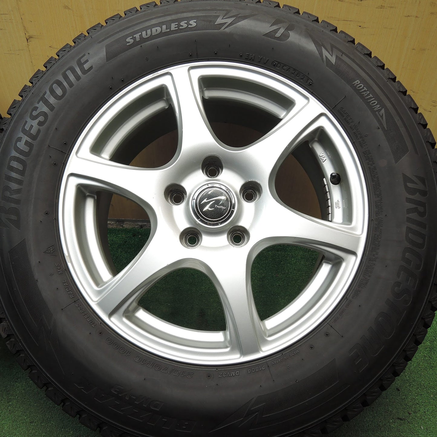 [送料無料]バリ溝！21年！キレイ！8.5分★スタッドレス 215/70R16 ブリヂストン ブリザック DM-V3 Treffer トレファー 16インチ PCD114.3/5H★3072807Hス