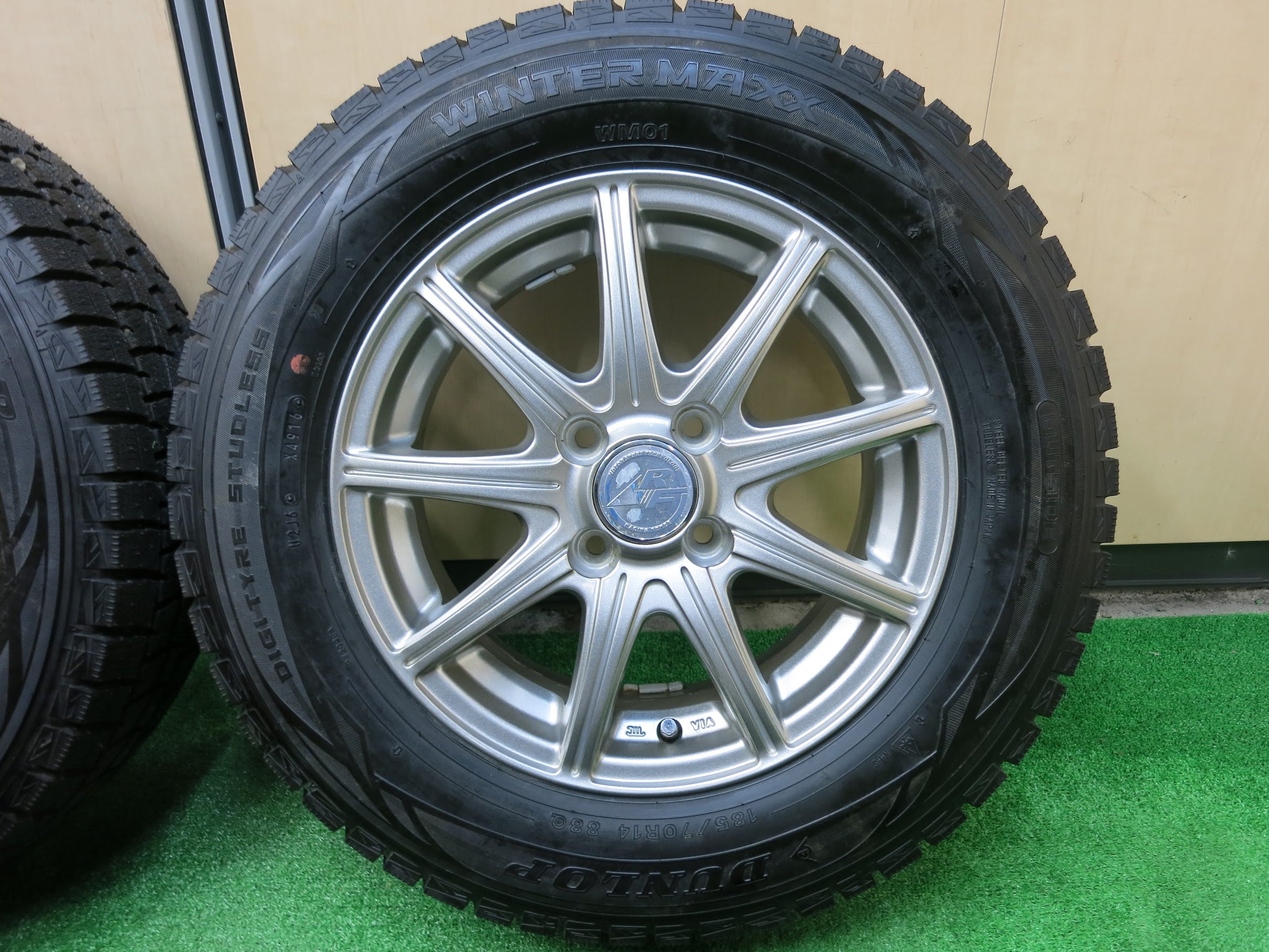 [送料無料]タイヤほぼ未使用！キレイ★スタッドレス 185/70R14 ダンロップ ウインターマックス WM01 RACING FORCE RF  14インチ PCD100/4H★2122808ヒス