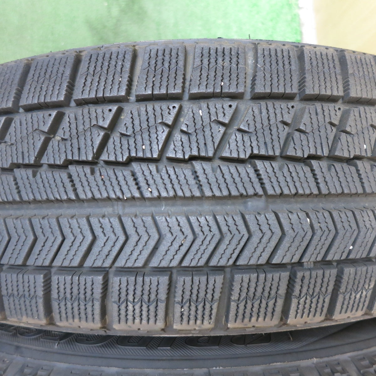 *送料無料* バリ溝！8.5分★スタッドレス 165/70R14 ブリヂストン ブリザック VRX GRASS グラス 14インチ PCD100/4H★4020909KKス