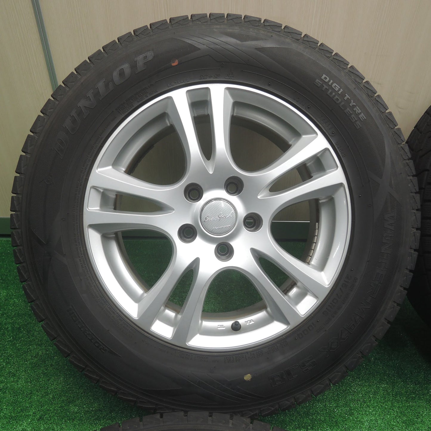 [送料無料]バリ溝！キレイ！9.5分★スタッドレス 215/70R16 ダンロップ ウインターマックス SJ8 EuroSpeed MANARAY SPORT 16インチ PCD114.3/5H★3070709SYス