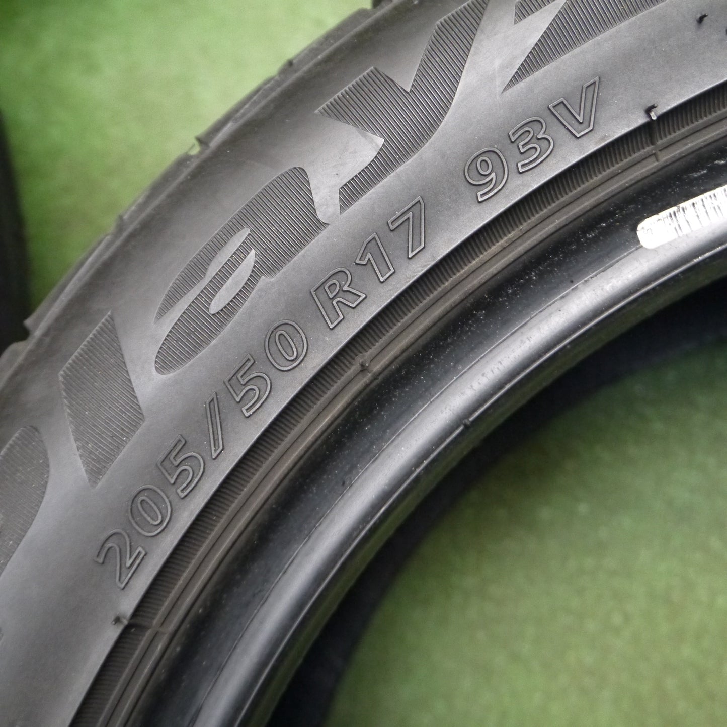 *送料無料*バリ溝！21年！8.5分★205/50R17 ブリヂストン プレイズ PX-RV2 タイヤ 17インチ セレナ アクセラ インプレッサ プレマシー等★4012304KKノタ