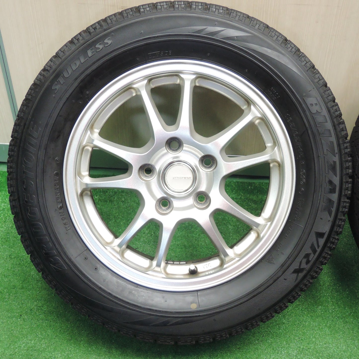 [送料無料]バリ溝！キレイ！9分★スタッドレス 195/65R15 ブリヂストン ブリザック VRX ECO FORME エコフォルム 15インチ PCD114.3/5H★3091001NJス