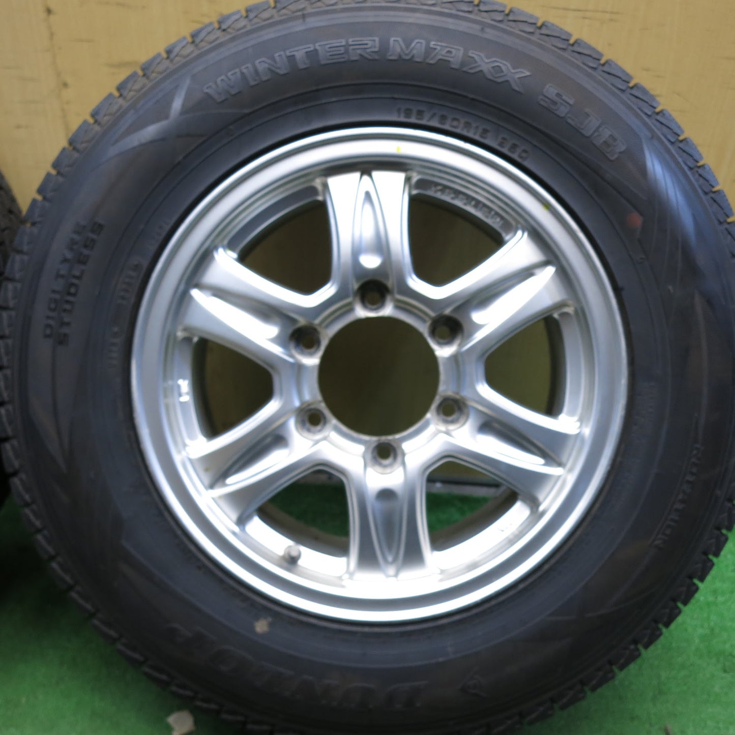 [送料無料]バリ溝！9.5分以上★ハイエース 等 KEELER 195/80R15 スタッドレス ダンロップ ウインターマックス SJ8 キーラー 15インチ PCD139.7/6H★3041006Hス