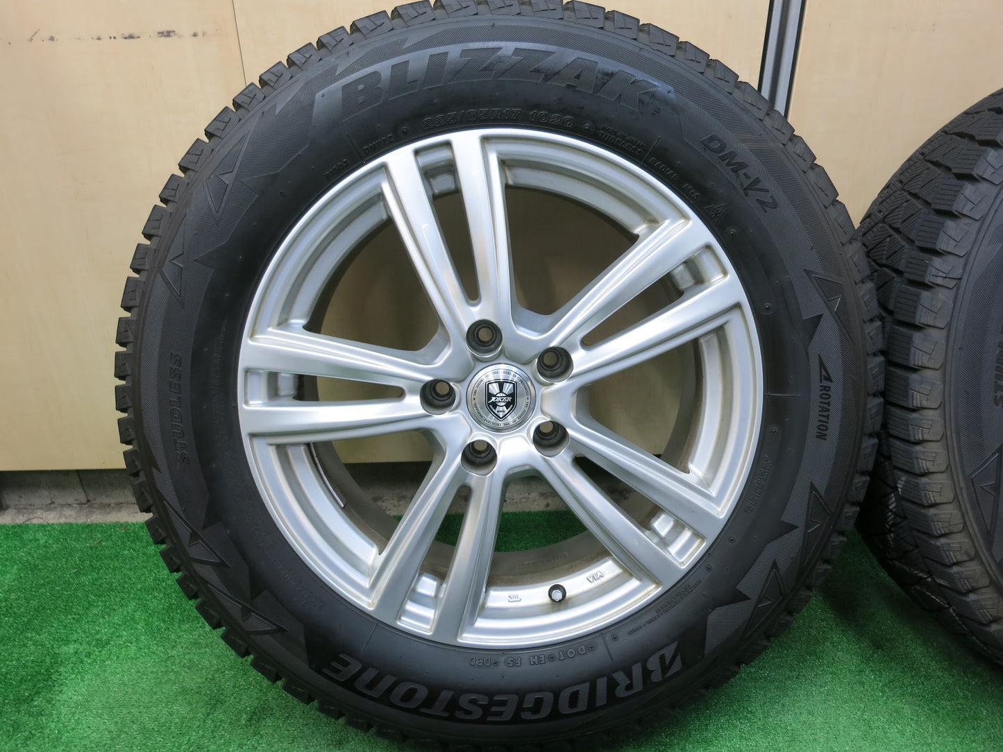 [送料無料]バリ溝！9.5分★スタッドレス 225/65R17 ブリヂストン ブリザック DM-V2 JOKER weds ジョーカー 17インチ PCD114.3/5H★3020402ヒス