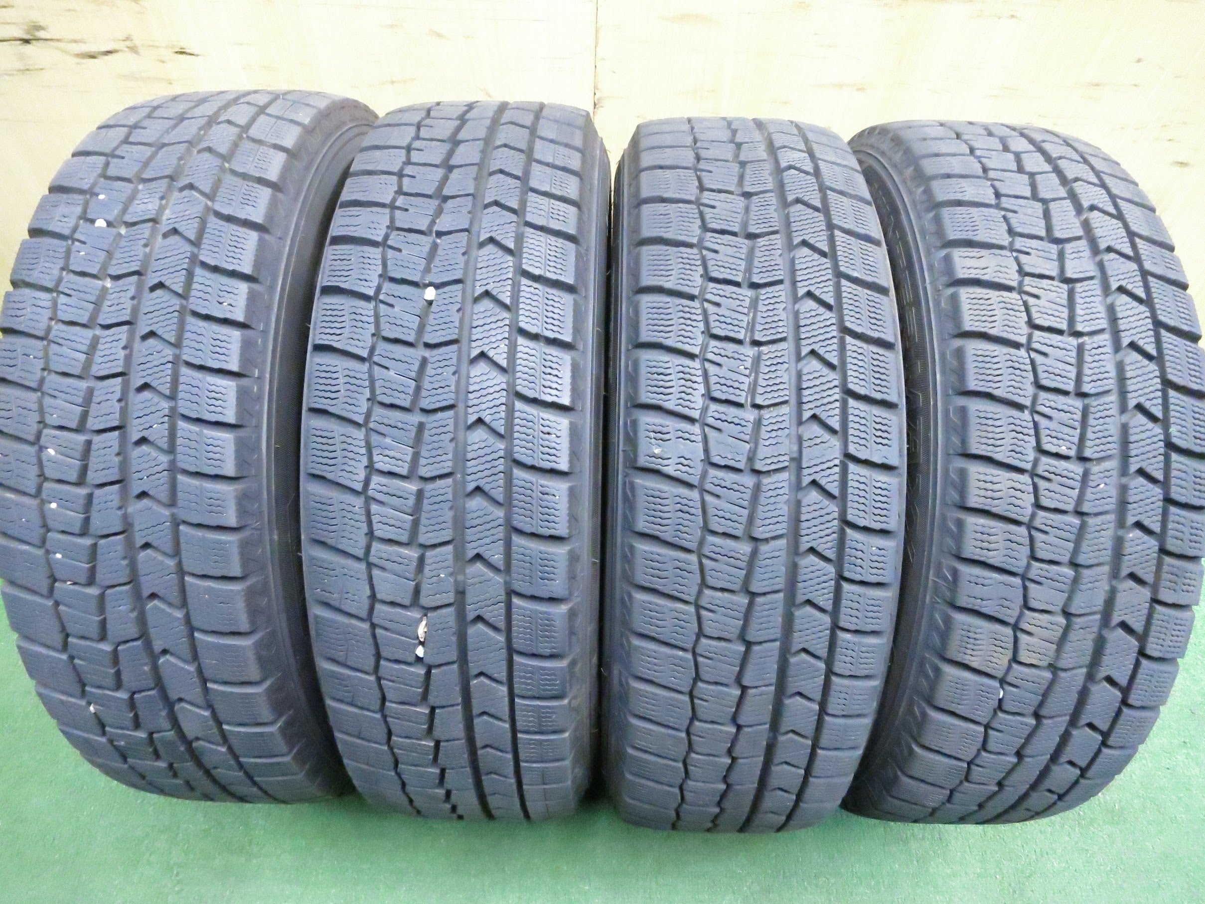 送料無料]バリ溝！キレイ！9.5分☆スタッドレス 175/65R15 ダンロップ