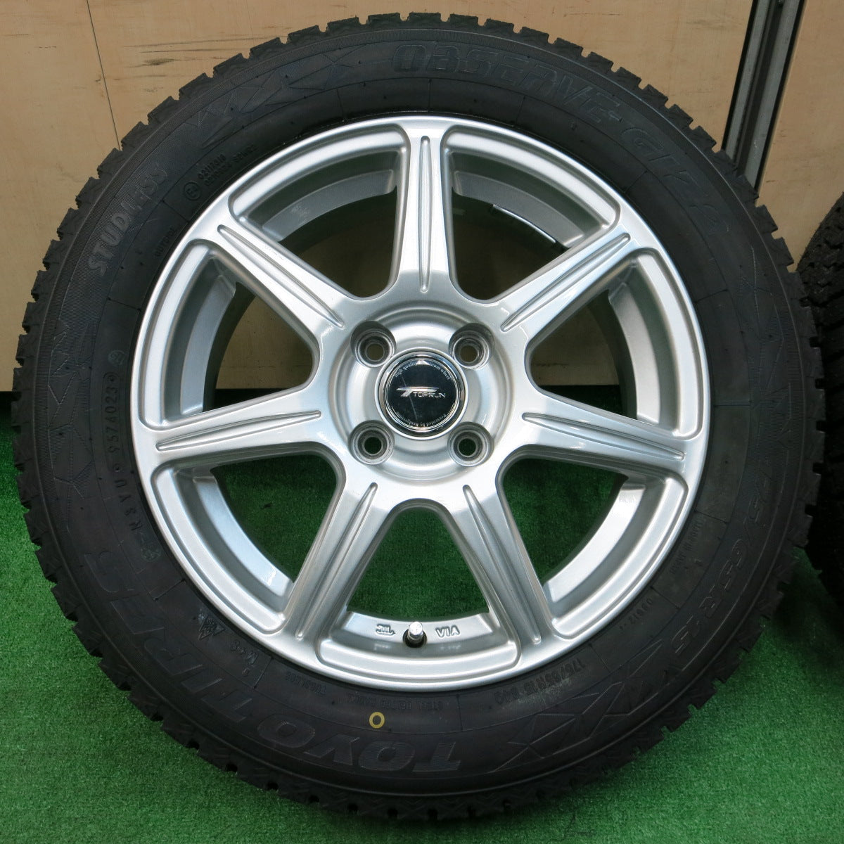 *送料無料*タイヤ未使用！23年！キレイ★スタッドレス 175/65R15 トーヨー オブザーブ GIZ2 TOPRUN トップラン 15インチ  PCD100/4H★3112804イス