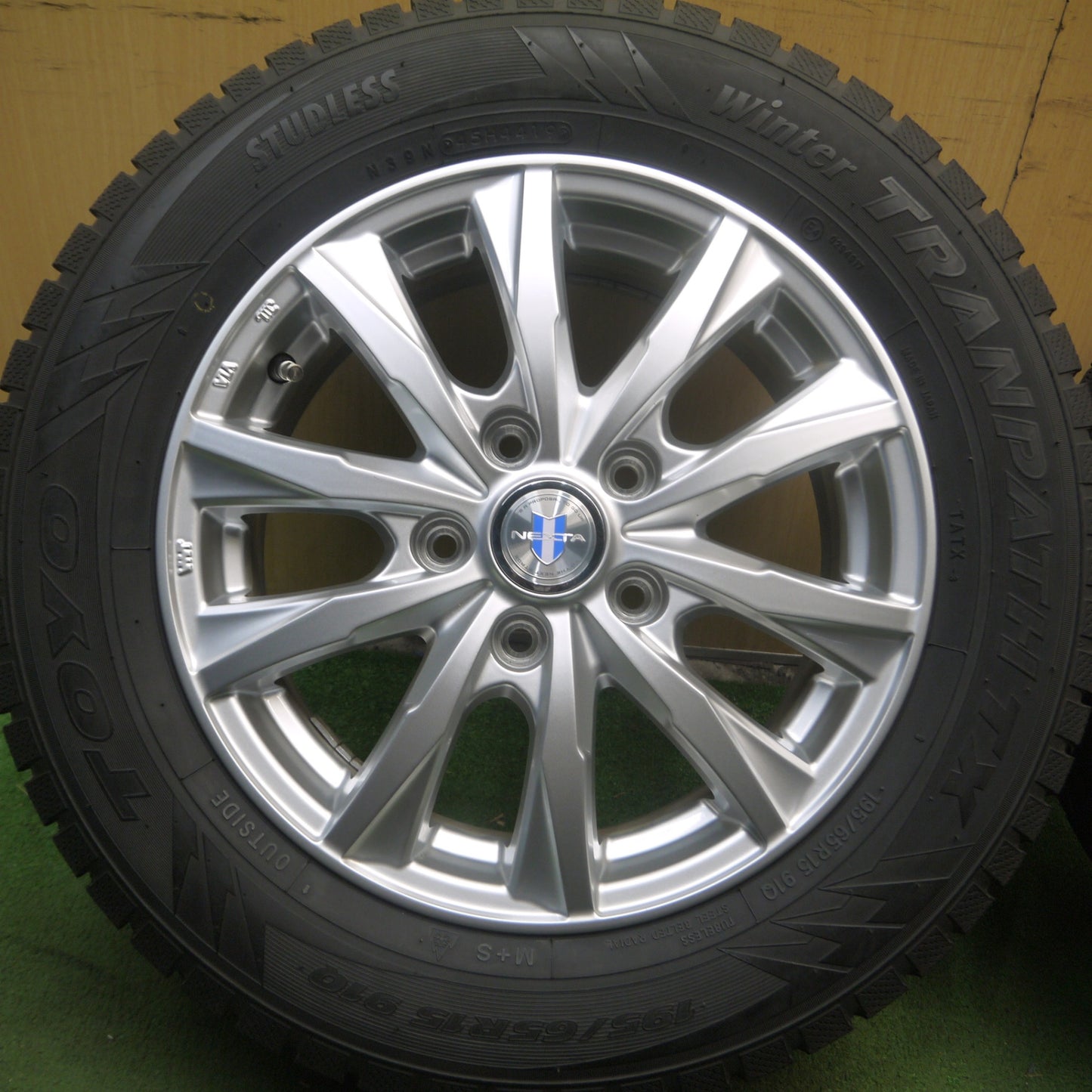 *送料無料* バリ溝！キレイ！9.5分以上★スタッドレス 195/65R15 トーヨー ウインター トランパス TX NEXTA ネクスタ 15インチ PCD114.3/5H★4020708Hス