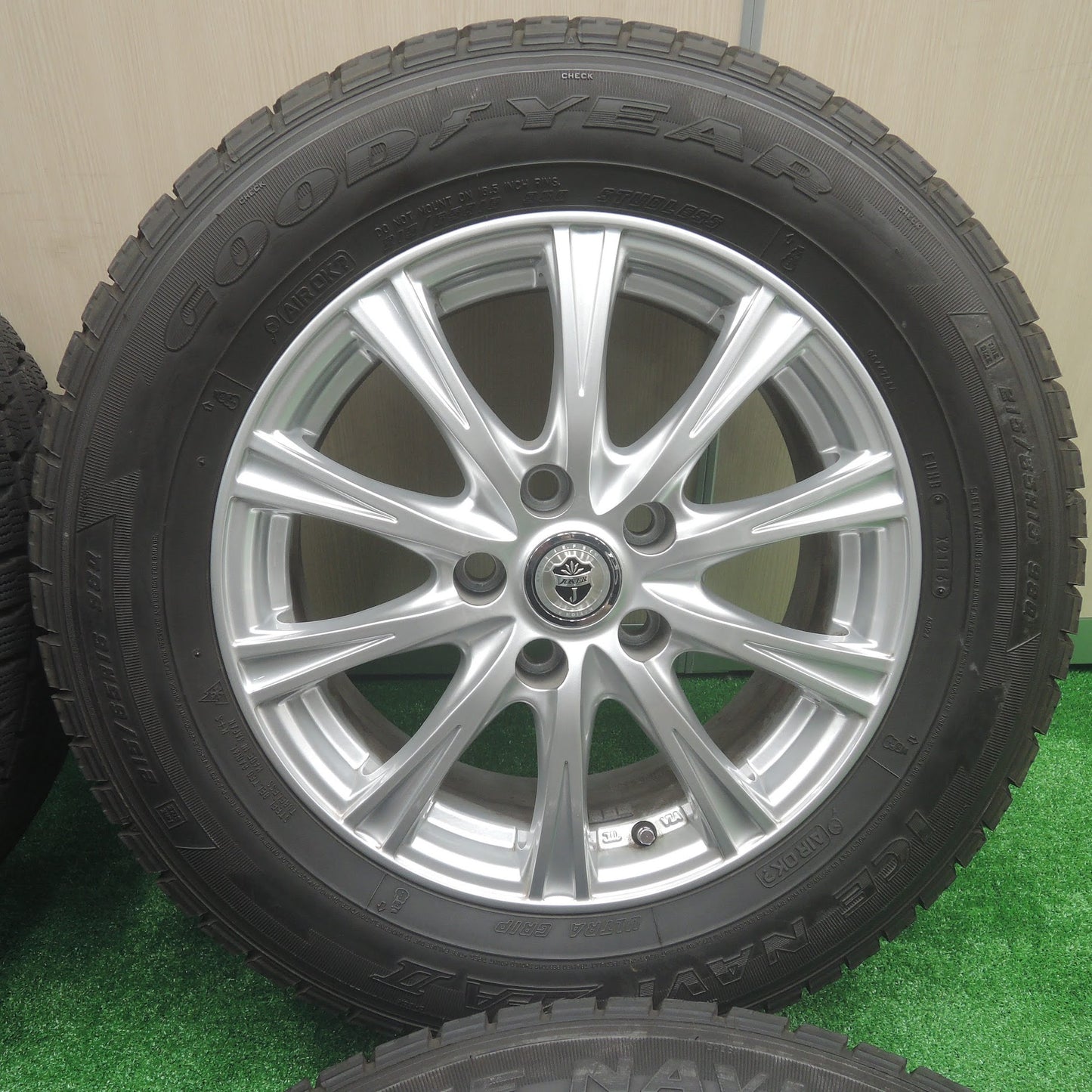 [送料無料]バリ溝！キレイ！9分★スタッドレス 215/65R16 グッドイヤー アイスナビ ZEA2 JOKER weds ジョーカー 16インチ PCD114.3/5H★3071202SYス