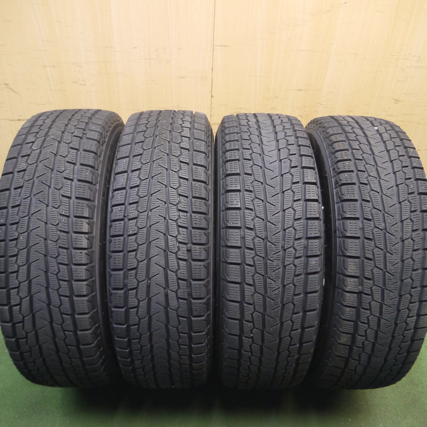 *送料無料*バリ溝！キレイ！9分★スタッドレス 215/70R16 ヨコハマ アイスガード G075 GRASS グラス 16インチ PCD114.3/5H★3120104Hス