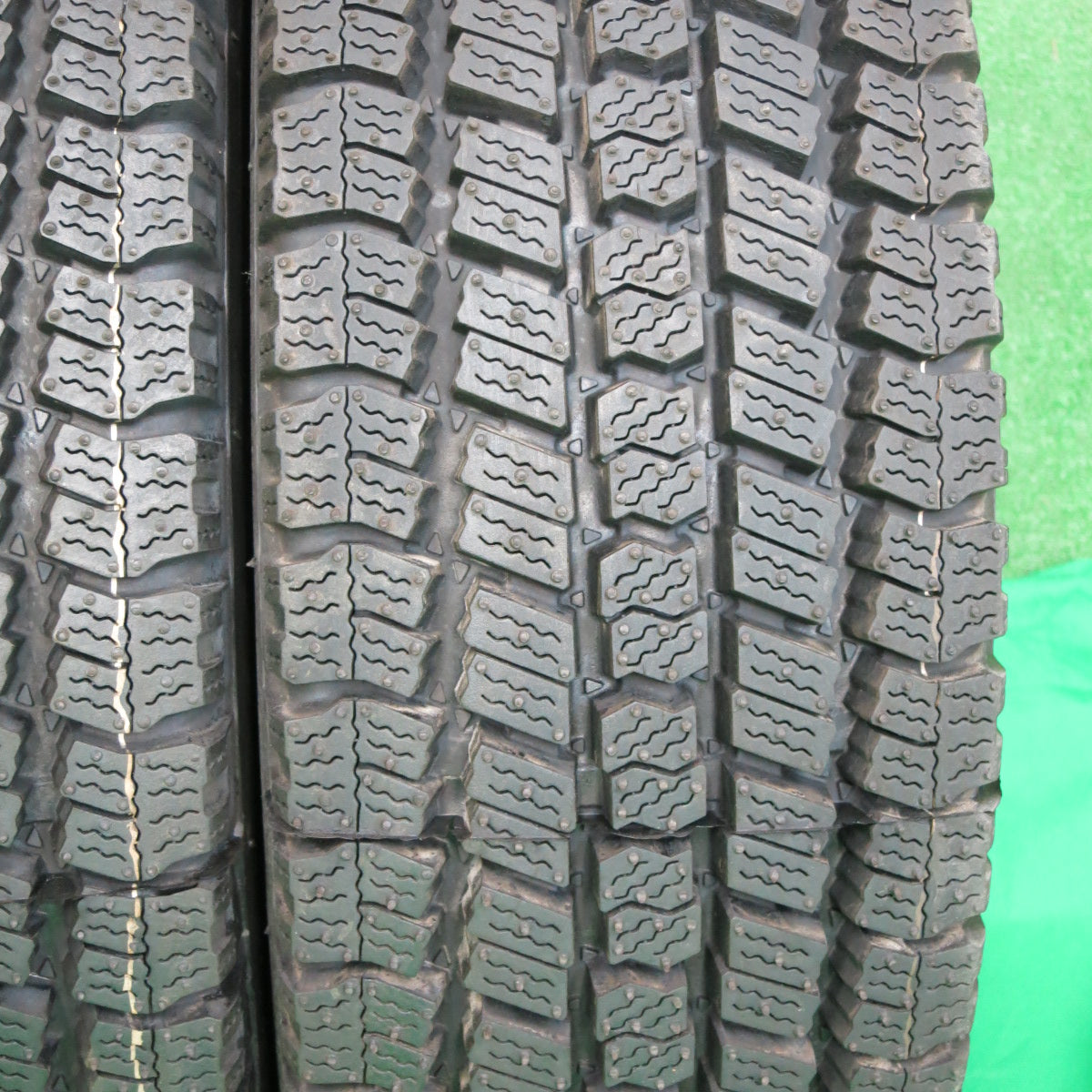 *送料無料*未使用！19年★トラック 再生 タイヤ スタッドレス 205/70R17.5 115/113L ヨコハマ ブリヂストン ベース TOKO M934 17.5インチ★3110201KKスタ