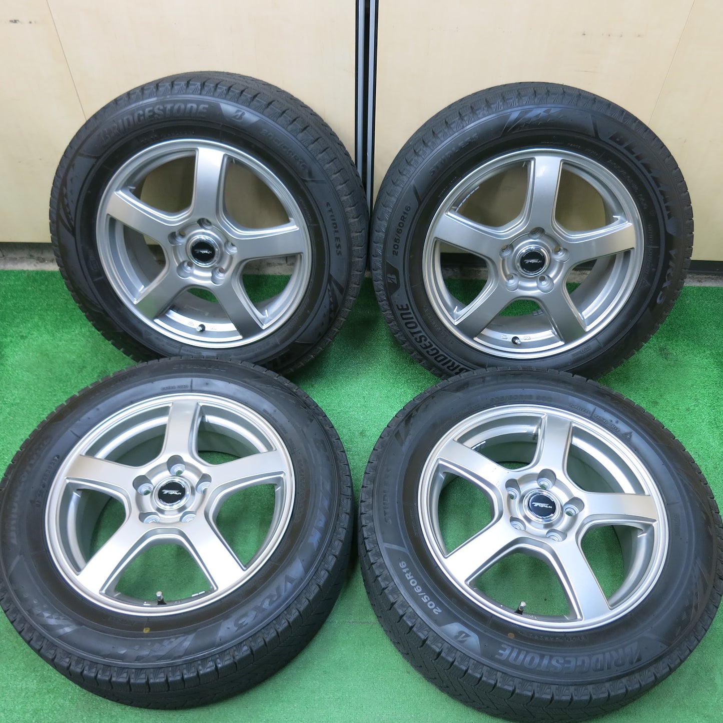 [送料無料]超バリ溝！21年！キレイ！ほぼ10分★スタッドレス 205/60R16 ブリヂストン ブリザック VRX3 TOPRUN トップラン 16インチ PCD114.3/5H★3041502ヒス