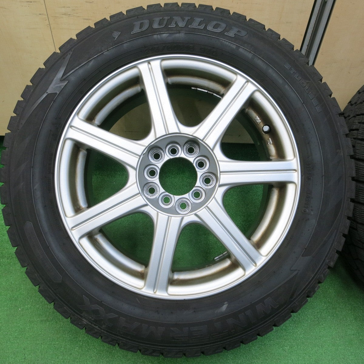 *送料無料* バリ溝！22年！9.5分以上★スタッドレス 215/60R16 ダンロップ ウインターマックス WM02 社外 アルミ PCD100 114.3/5H マルチ★4022008イス