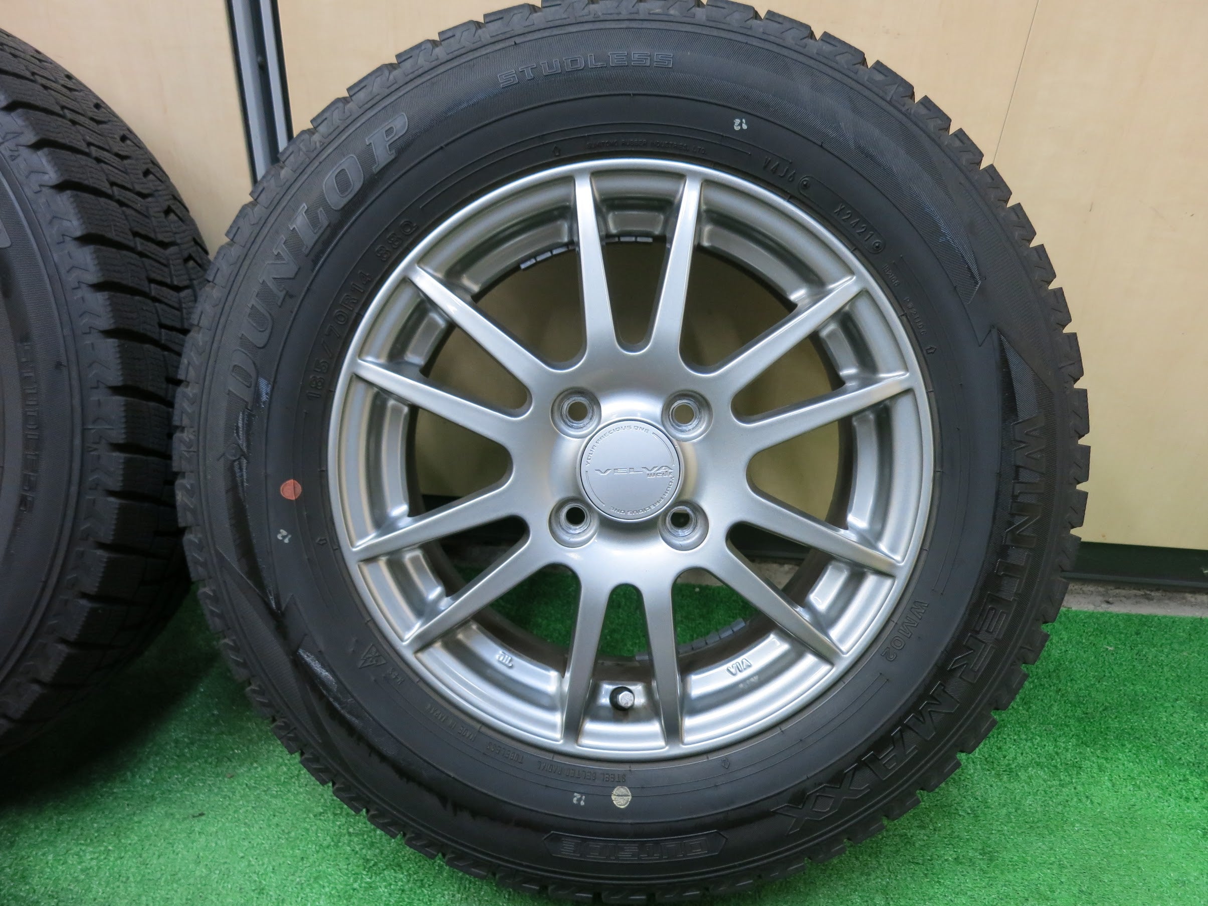 送料無料]バリ溝！21年！9.5分以上☆スタッドレス 185/70R14