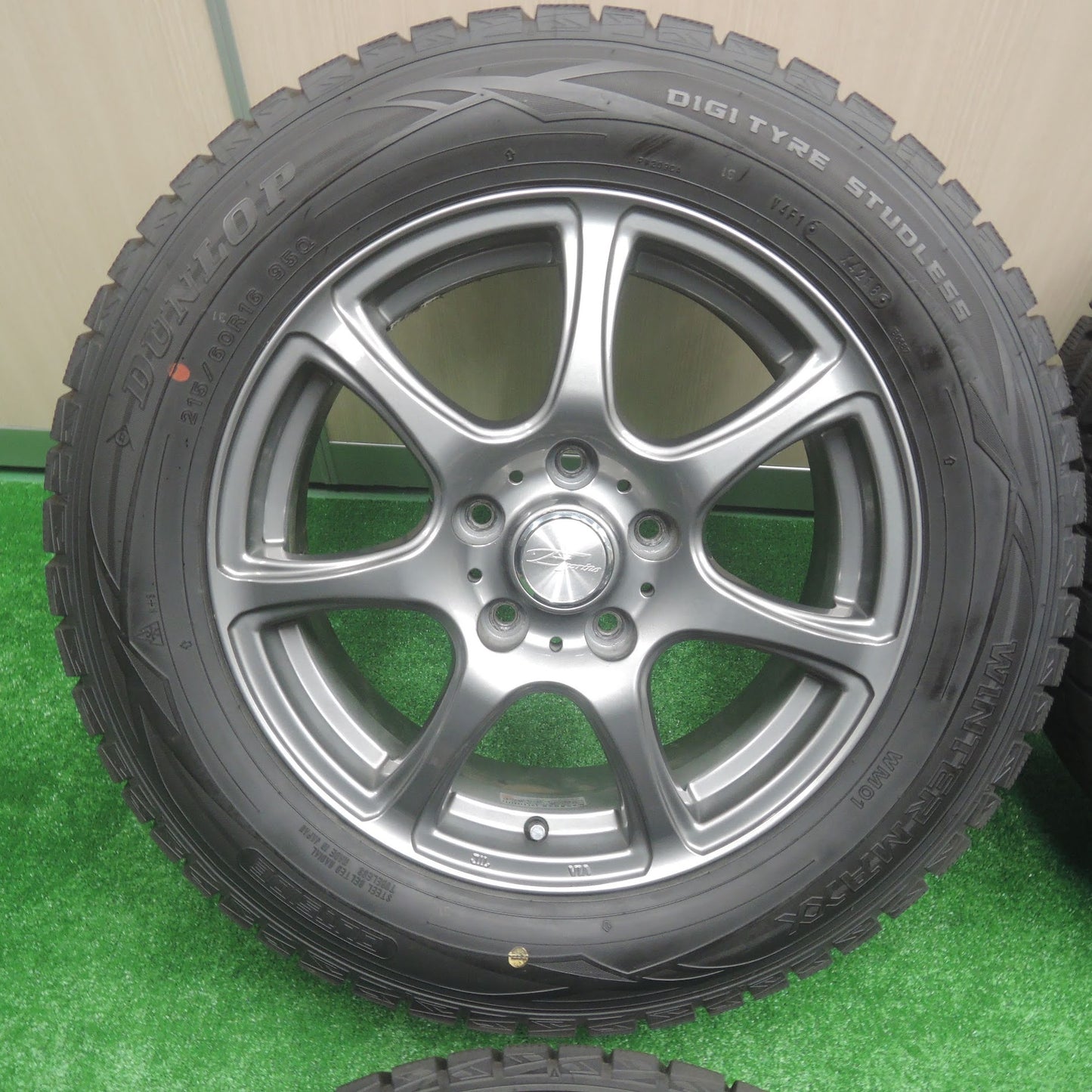 [送料無料]超バリ溝！キレイ！9.5分以上★スタッドレス 215/60R16 ダンロップ ウインターマックス WM01 Esprine 16インチ PCD114.3/5H★3070507SYス