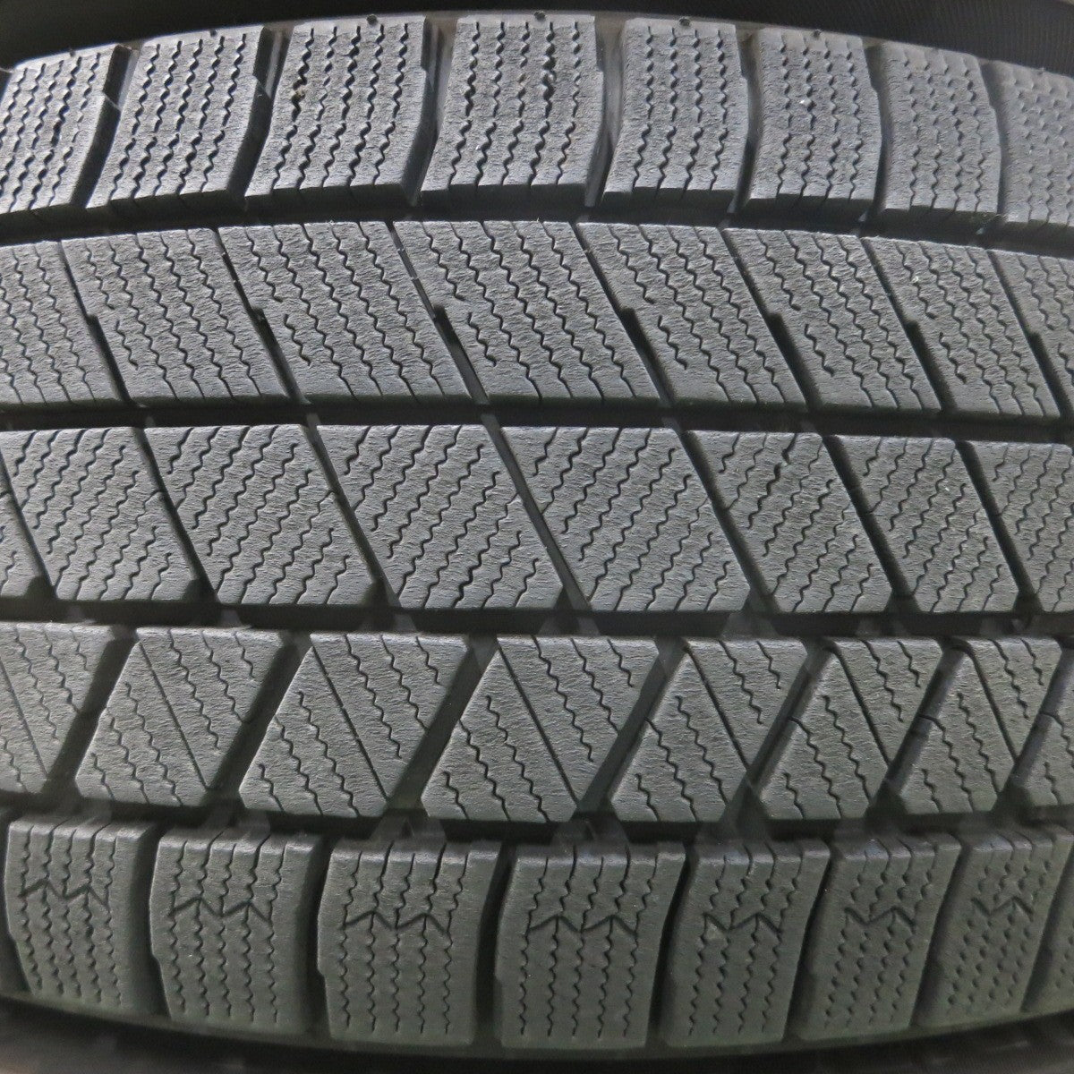 *送料無料* バリ溝！22年！9.5分★スタッドレス 225/45R18 ブリヂストン ブリザック VRX3 SIBILLA NEXT C5 シビラ 18インチ PCD114.3/5H★4030607イス