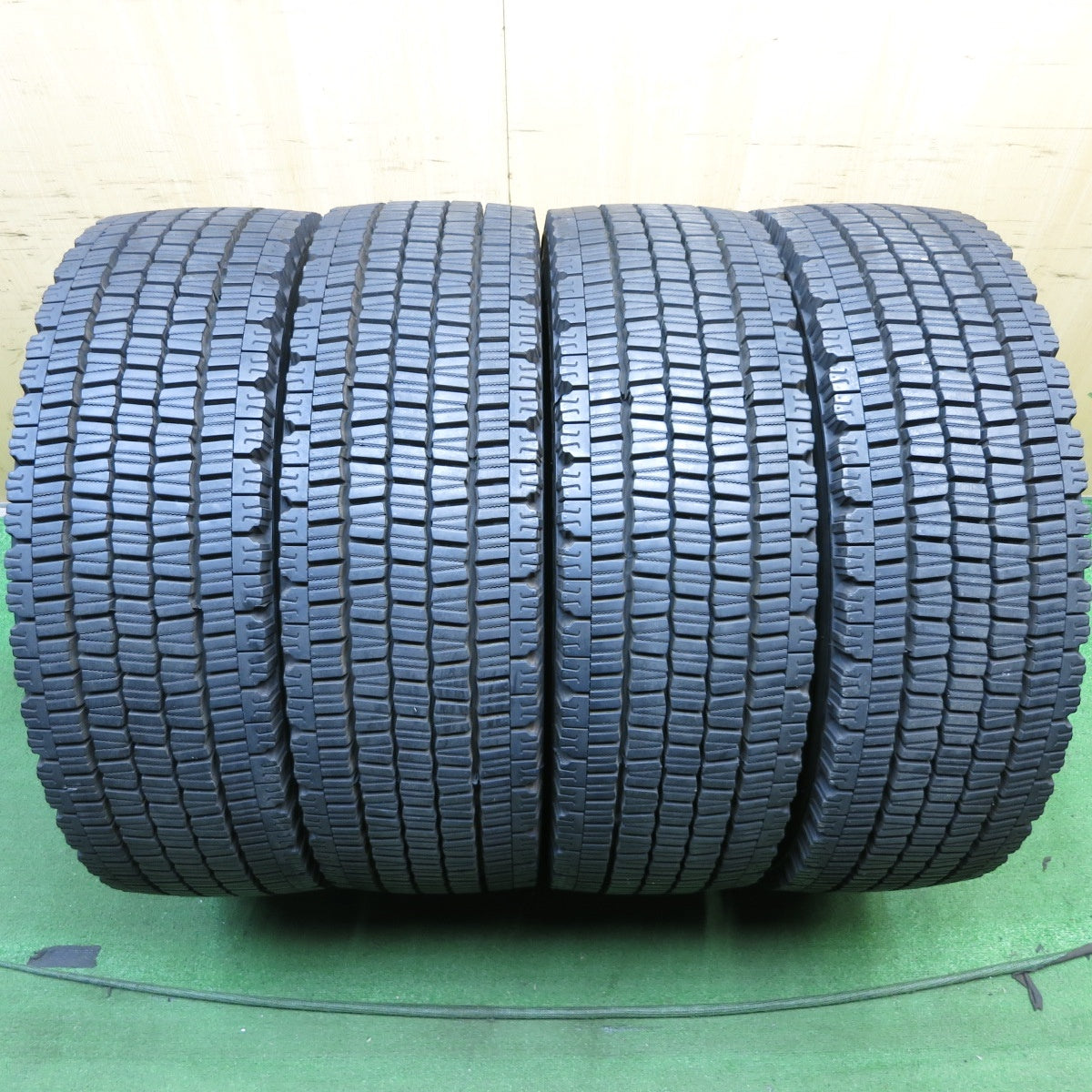 *送料無料* バリ溝！9.5分★トラック タイヤ 245/70R19.5 136/134J スタッドレス ダンロップ デクテス SP081 19.5インチ★4022203クスタ