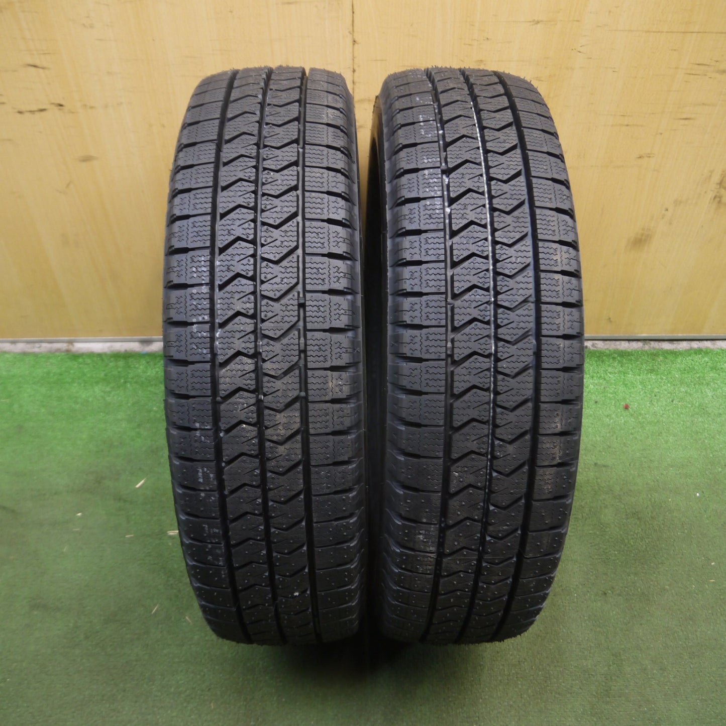 *送料無料* 未使用！23年★小型 トラック バン タイヤ 205/75R16 113/111N スタッドレス ブリヂストン ブリザック W989 16インチ★4020210Hスタ