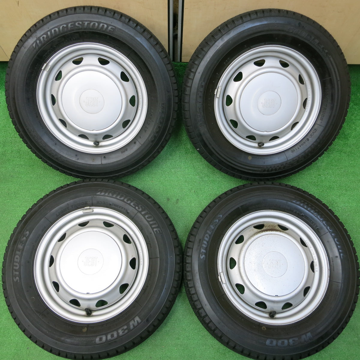 送料無料*バリ溝！19年！8.5分☆スタッドレス 145R12 6PR