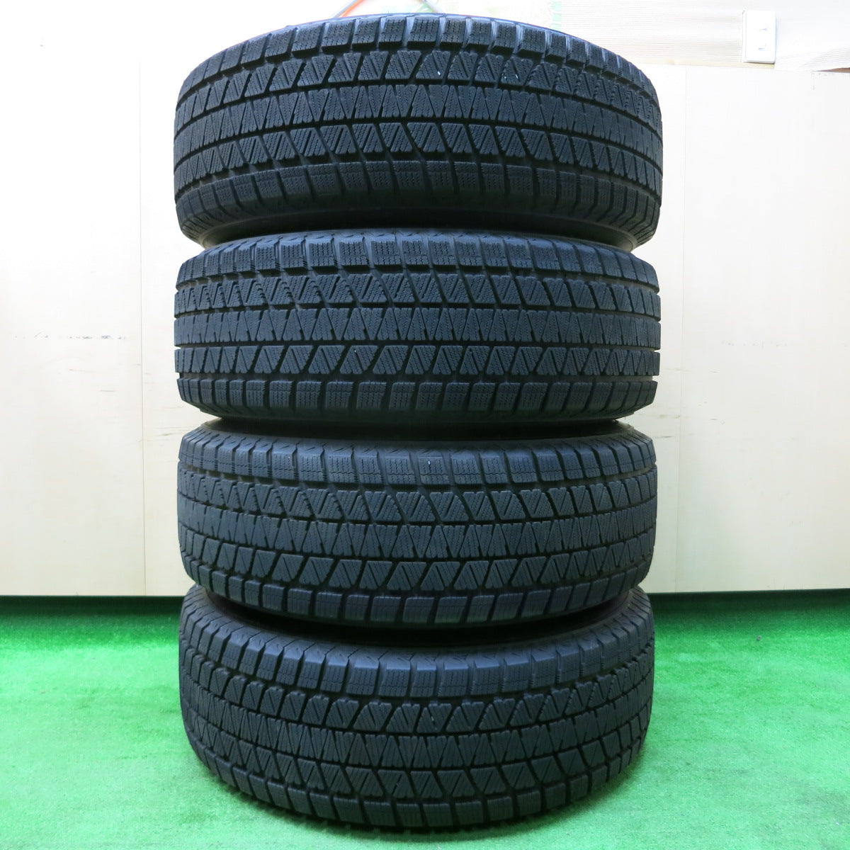 *送料無料*バリ溝！22年！キレイ！9.5分★スタッドレス 265/65R18 ブリヂストン ブリザック DM-V3 Granverd 18インチ PCD139.7/6H★3112907イス