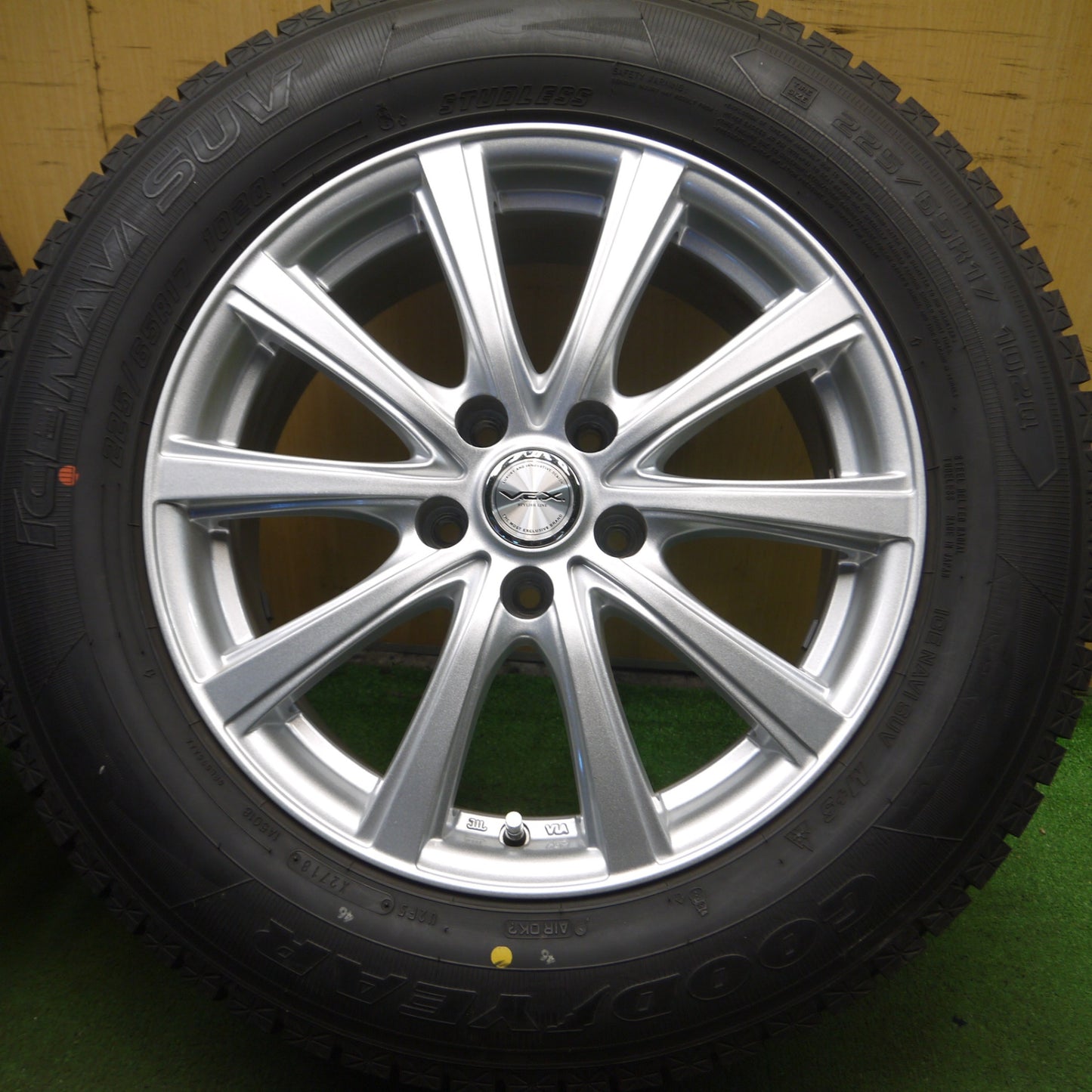 *送料無料* 超バリ溝！キレイ！ほぼ10分★スタッドレス 225/65R17 グッドイヤー アイスナビ SUV V.E.X. VEX 17インチ PCD114.3/5H★4022709Hス