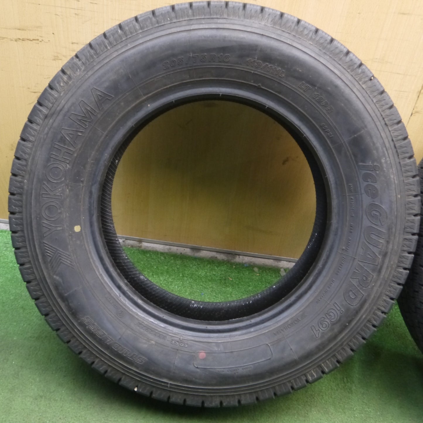 *送料無料* バリ溝！22年！9分★トラック タイヤ 205/75R16 113/111L 12PR スタッドレス ヨコハマ アイスガード iG91 16インチ★4022908KKスタ