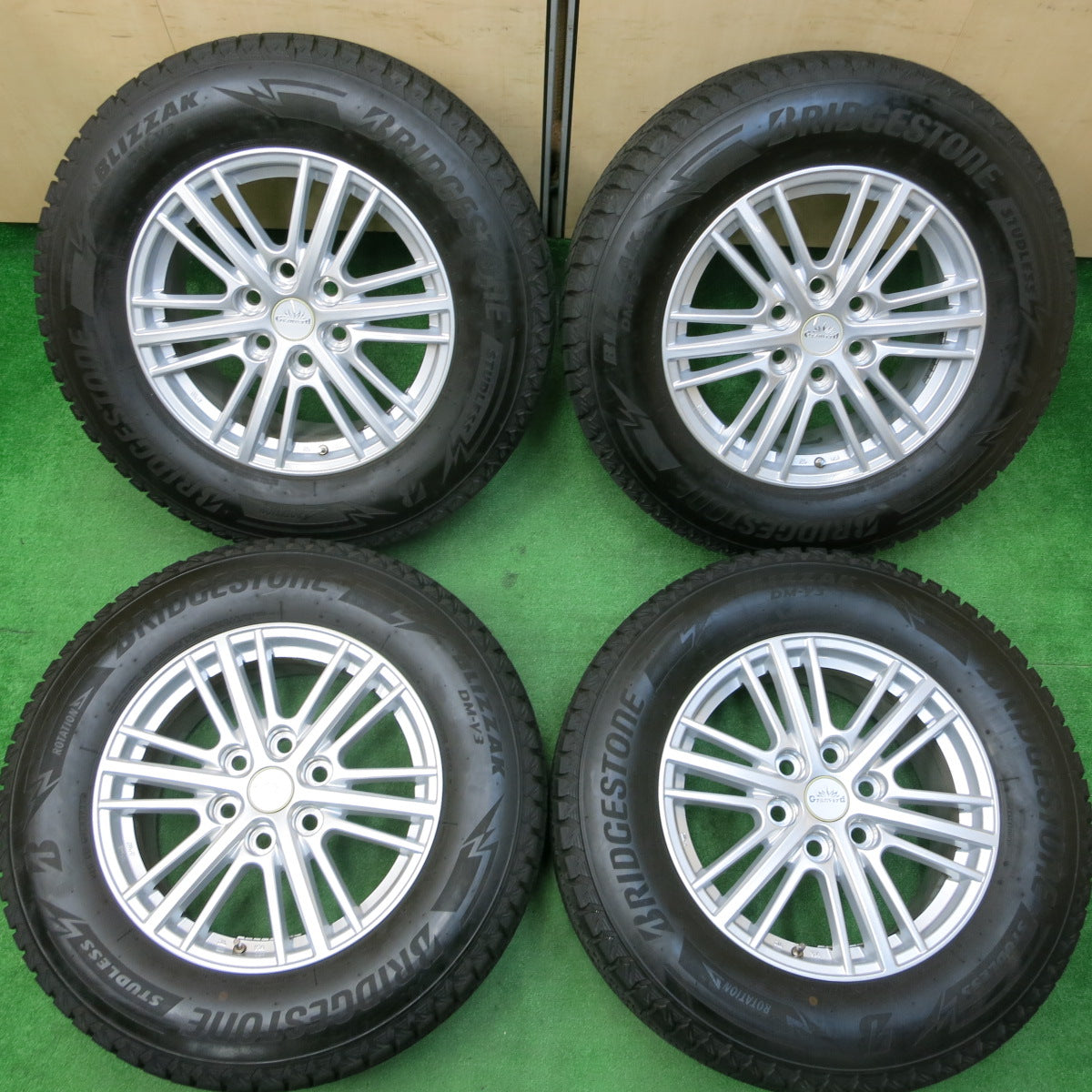 *送料無料*バリ溝！22年！キレイ！9.5分★スタッドレス 265/65R18 ブリヂストン ブリザック DM-V3 Granverd 18インチ PCD139.7/6H★3112907イス