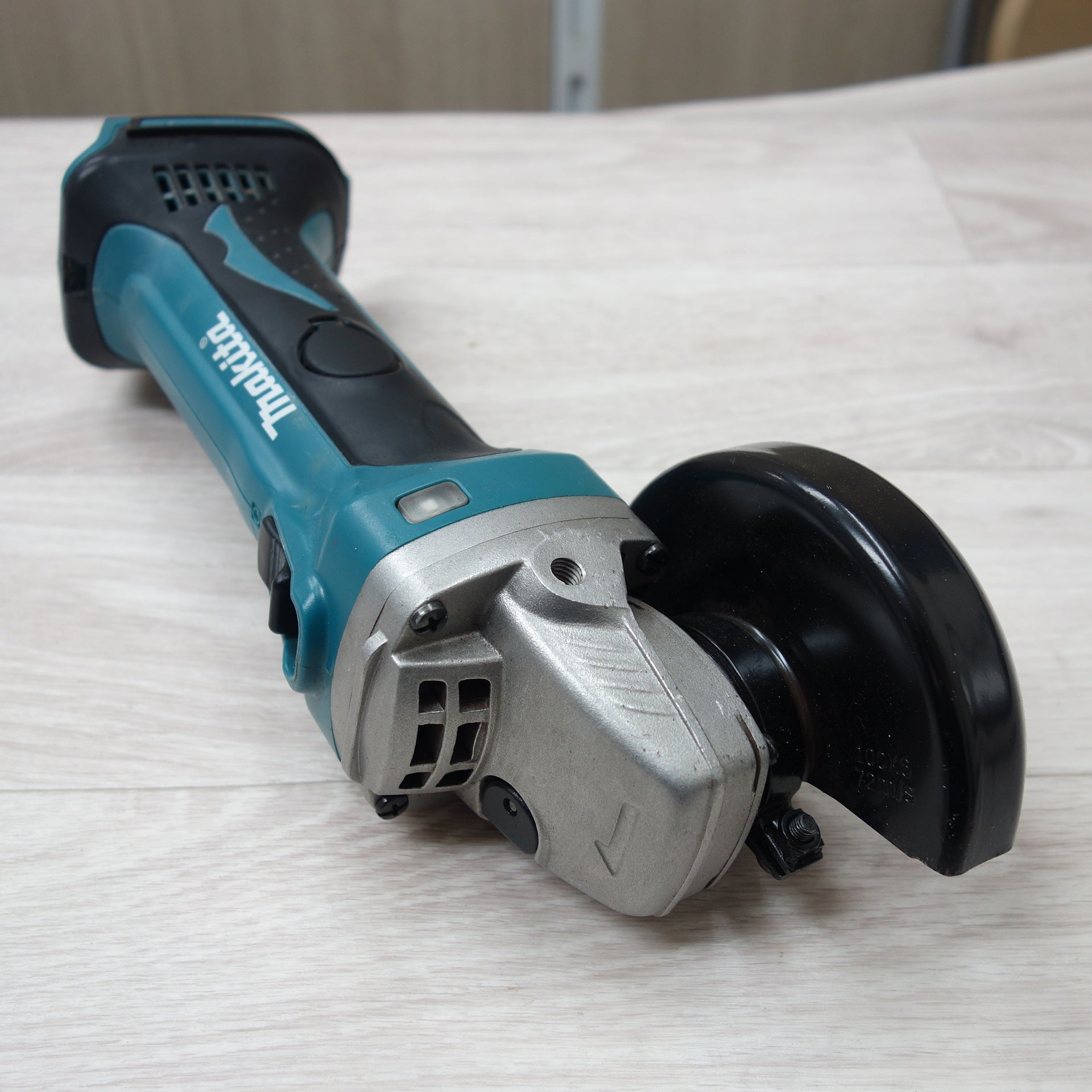 [送料無料] ☆マキタ makita 充電式 ディスクグラインダー GA400D 14.4V 本体のみ 電動 工具 DIY☆