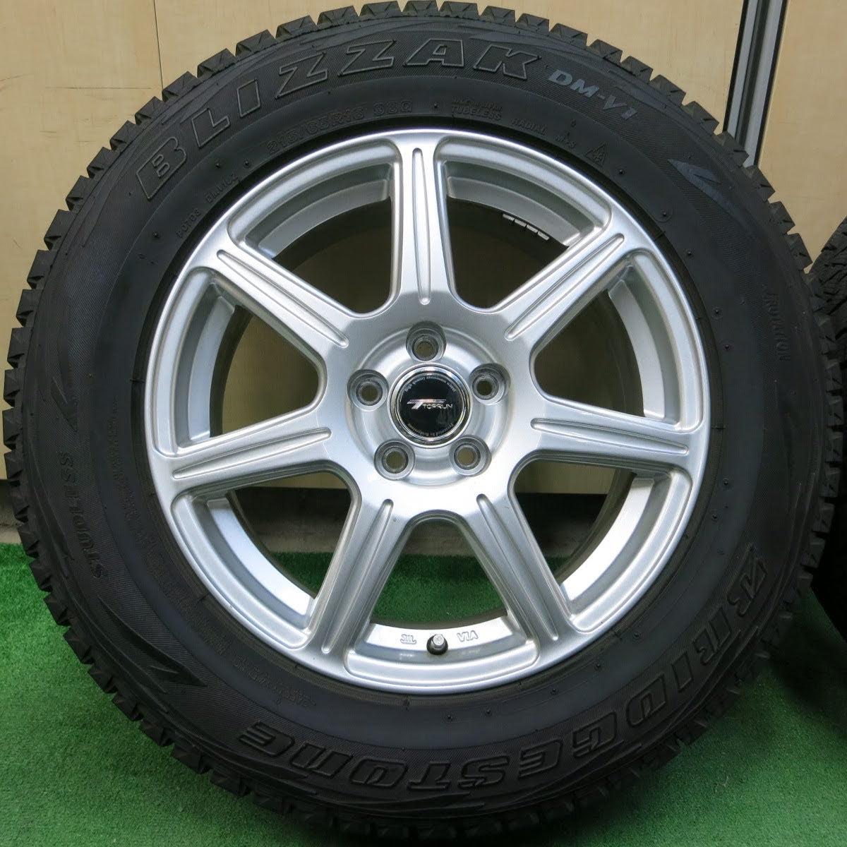 [送料無料]バリ溝！キレイ！9分★フォレスター 等 215/65R16 スタッドレス ブリヂストン ブリザック DM-V1 TOPRUN トップラン 16インチ PCD100/5H★3070506イス