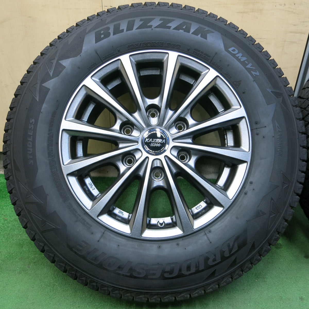 *送料無料*キレイ★ハイエース 等 195/80R15 スタッドレス ブリヂストン ブリザック DM-V2 KAZERA -H300- 15インチ  PCD139.7/6H★3102005イス