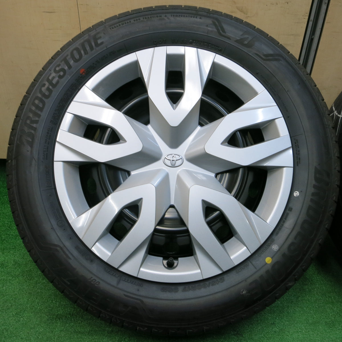 タイヤは4本セットになります新車外し ブリヂストン ALENZA 215/60R17 