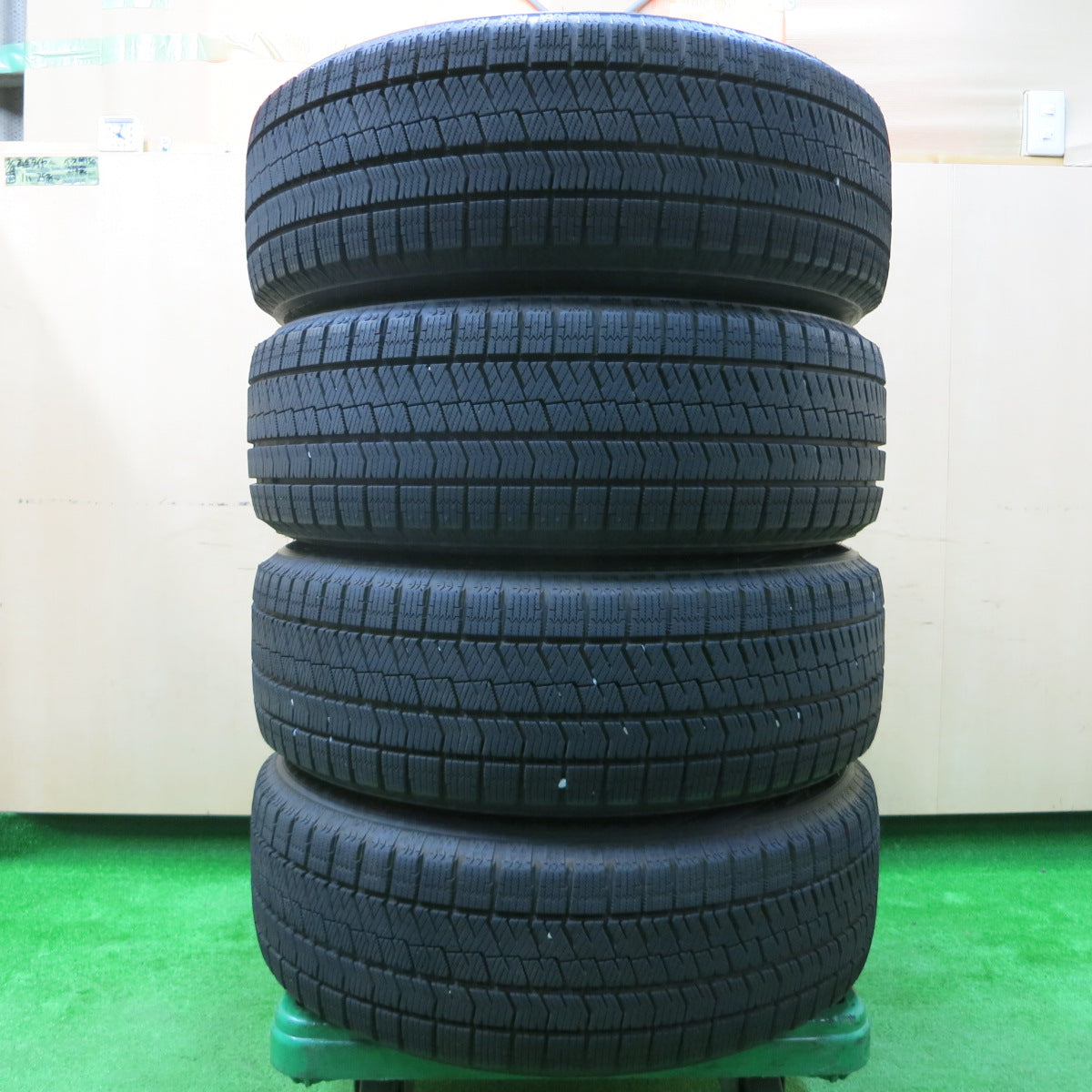 *送料無料*バリ溝！21年！キレイ！9.5分以上★スタッドレス 215/60R17 ブリヂストン ブリザック VRX2 SPORT KRONE 17インチ PCD114.3/5H★3111302イス