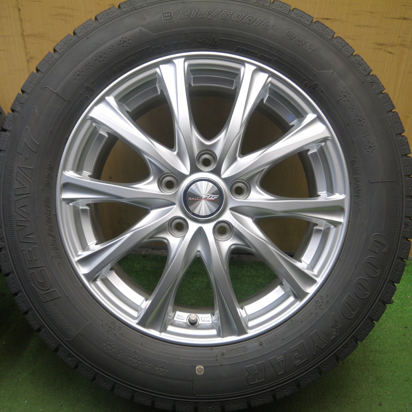 *送料無料* バリ溝！21年！キレイ！9.5分★スタッドレス 215/60R16 グッドイヤー アイスナビ7 アイスナビ8 ILLUGA iG 16インチ PCD114.3/5H★4030604Hス