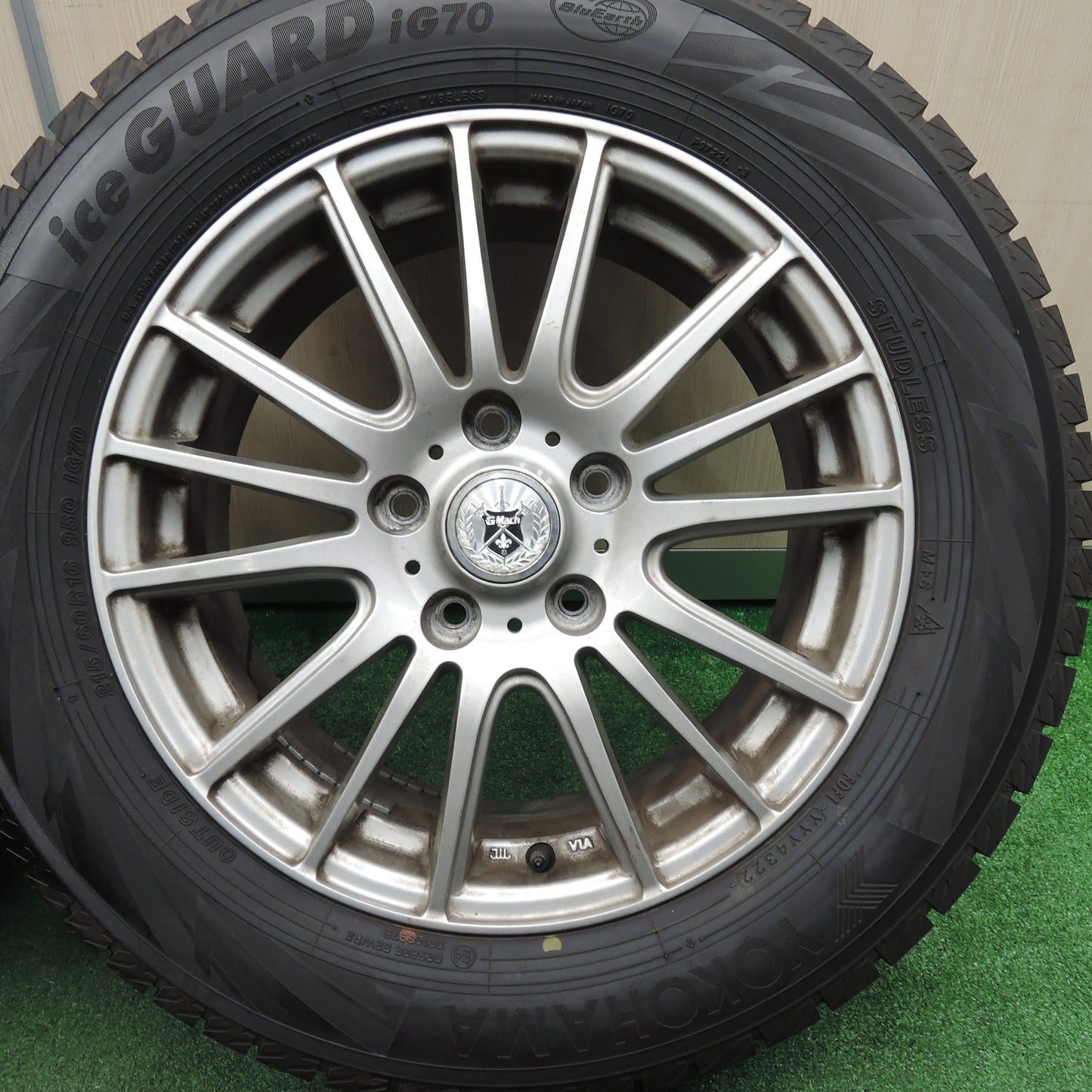 [送料無料]バリ溝！22年！ほぼ10分★スタッドレス 215/60R16 ヨコハマ アイスガード iG70 GMach 16インチ PCD114.3/5H★3112108TNス