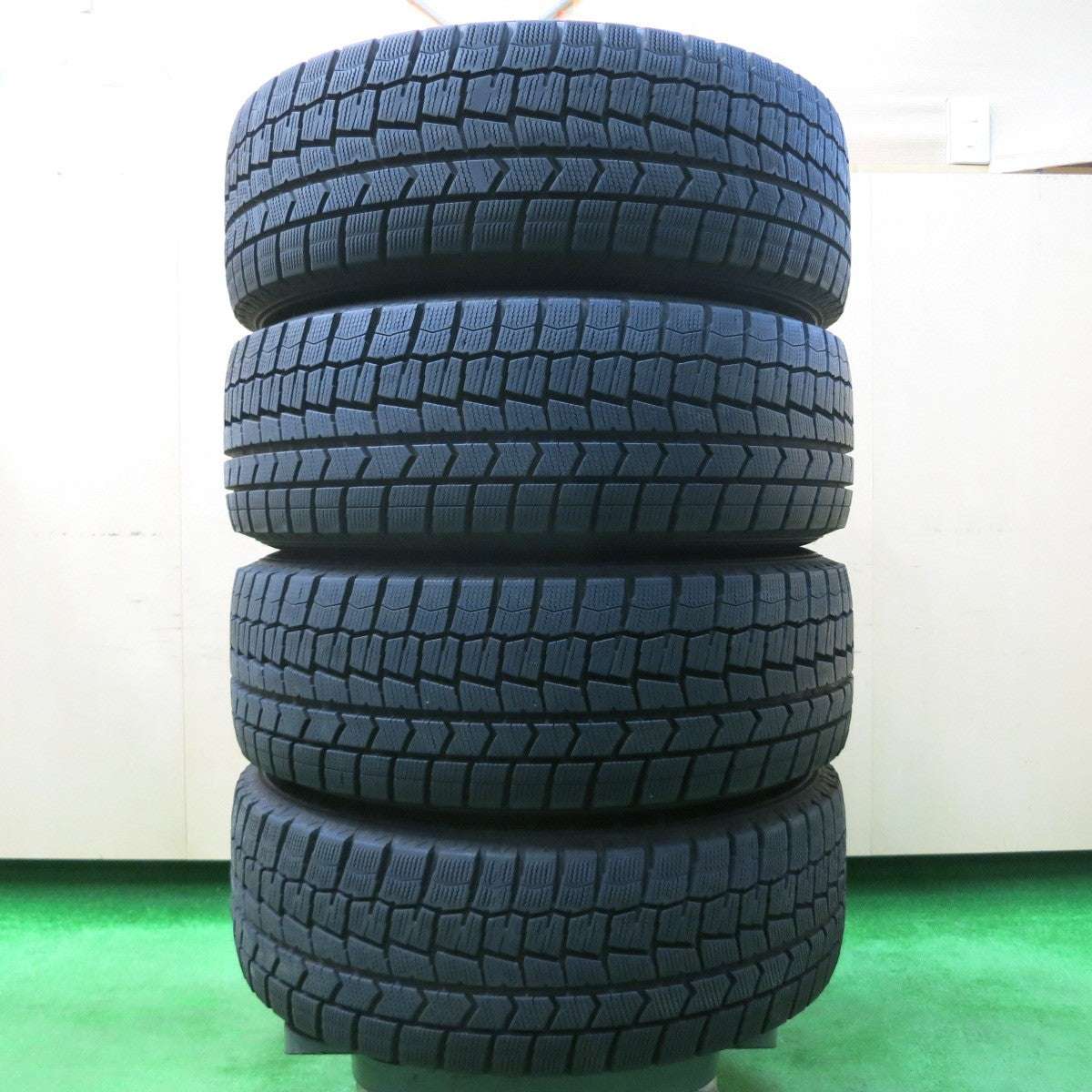 *送料無料* バリ溝！22年！9.5分以上★スタッドレス 215/60R16 ダンロップ ウインターマックス WM02 社外 アルミ PCD100 114.3/5H マルチ★4022008イス