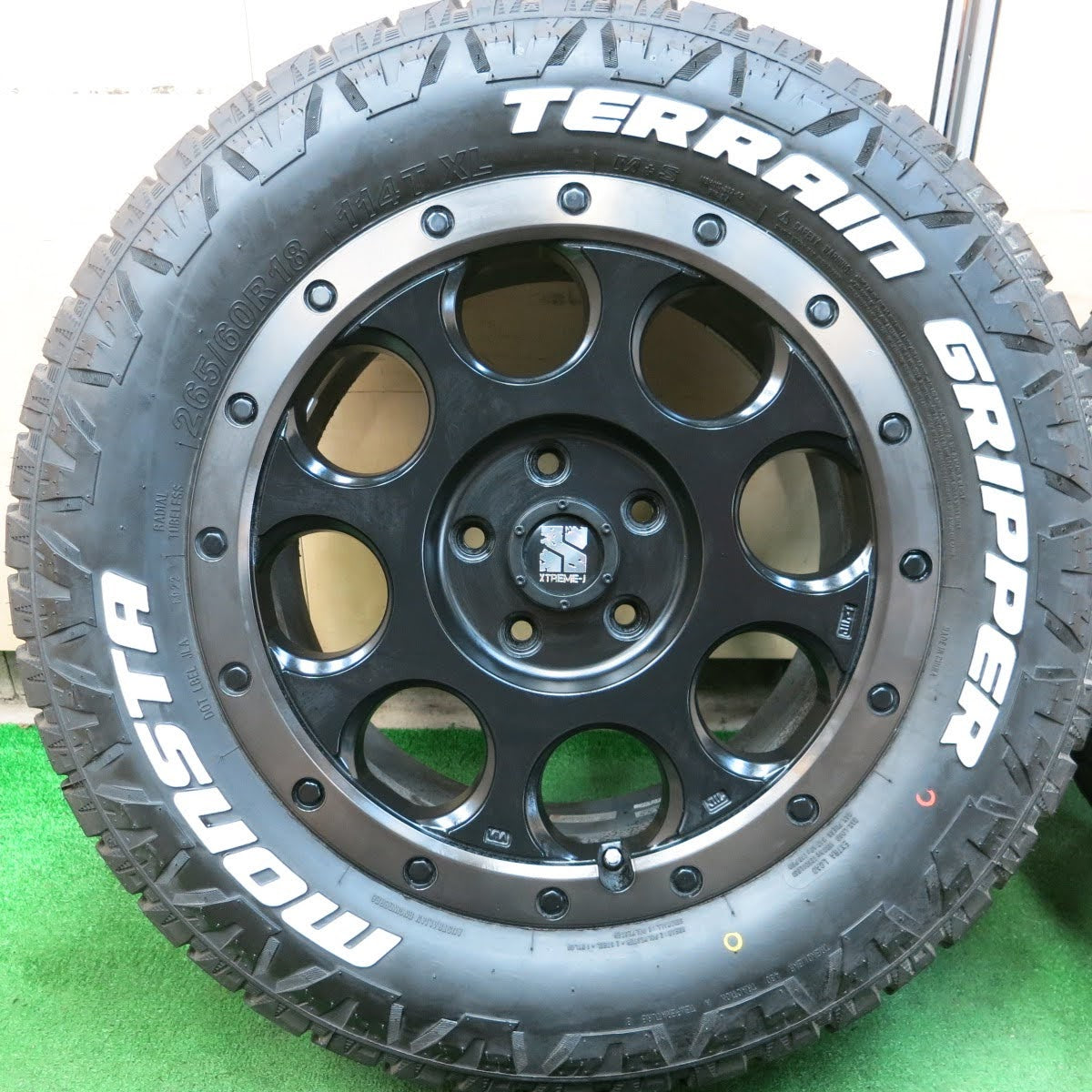 [送料無料]バリ溝！22年！キレイ！9.5分★ジープ 等 XTREME-J XJ03 265/60R18 ホワイトレター モンスタ テレーン エクストリームJ PCD127/5H★3092507ヒノ