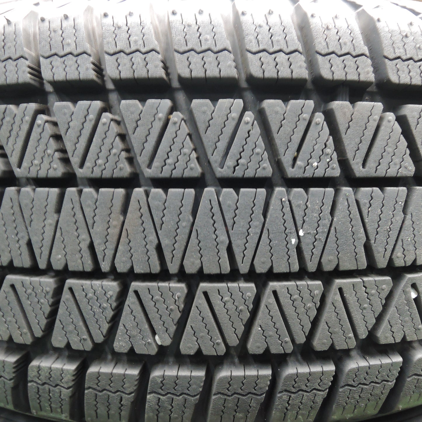 *送料無料*バリ溝！22年！キレイ！9.5分以上★ベンツ 等 WESTER 235/55R18 スタッドレス ブリヂストン ブリザック DM-V3 18インチ PCD112/5H★3120915HAス