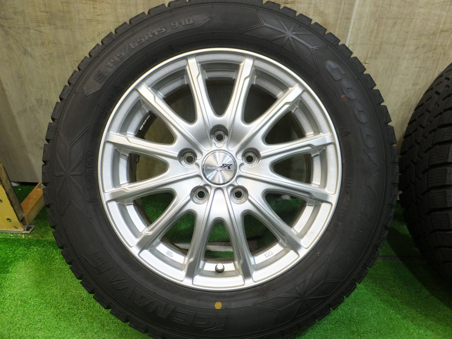 [送料無料]バリ溝！18年！キレイ！9.5分以上★スタッドレス 195/65R15 グッドイヤー アイスナビ6 ENCOUGAR エンクーガー 15インチ PCD114.3/5H★2082311Hス