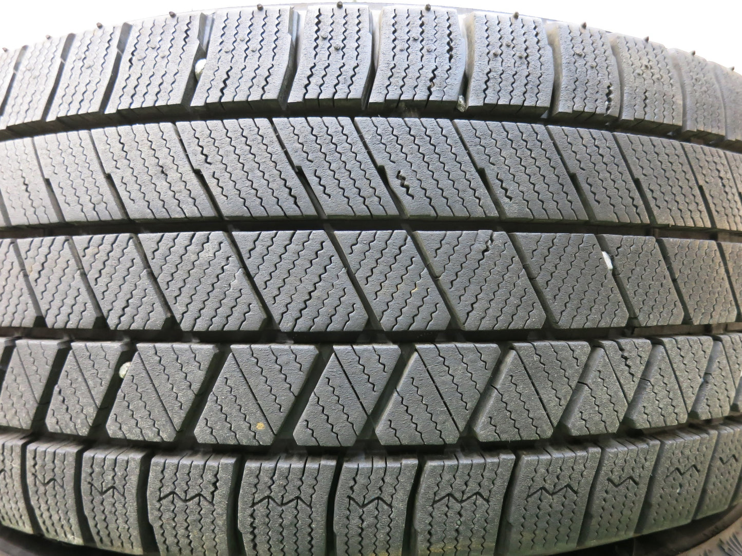 [送料無料]バリ溝！21年！9.5分以上★スタッドレス 225/45R18 ブリヂストン ブリザック VRX3 BALMINUM バルミナ 18インチ PCD114.3/5H★2122708ヒス