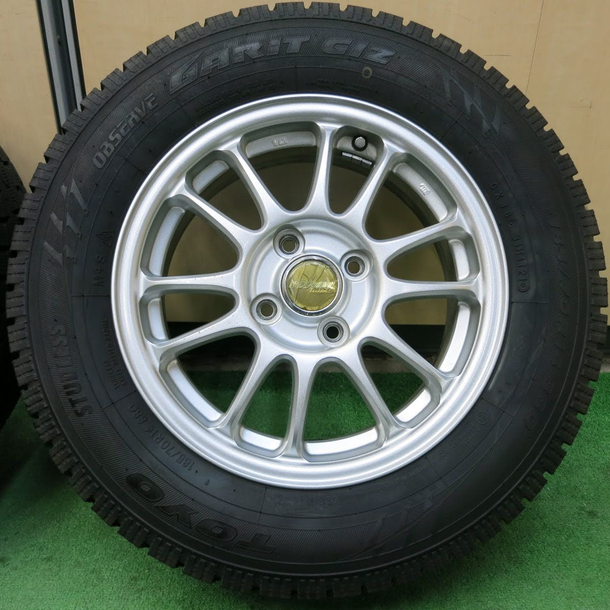 [送料無料]超バリ溝！21年！キレイ！ほぼ10分★スタッドレス 185/70R14 トーヨー ガリット GIZ FINAL MIND A-TECH  14インチ PCD100/4H★3072210イス