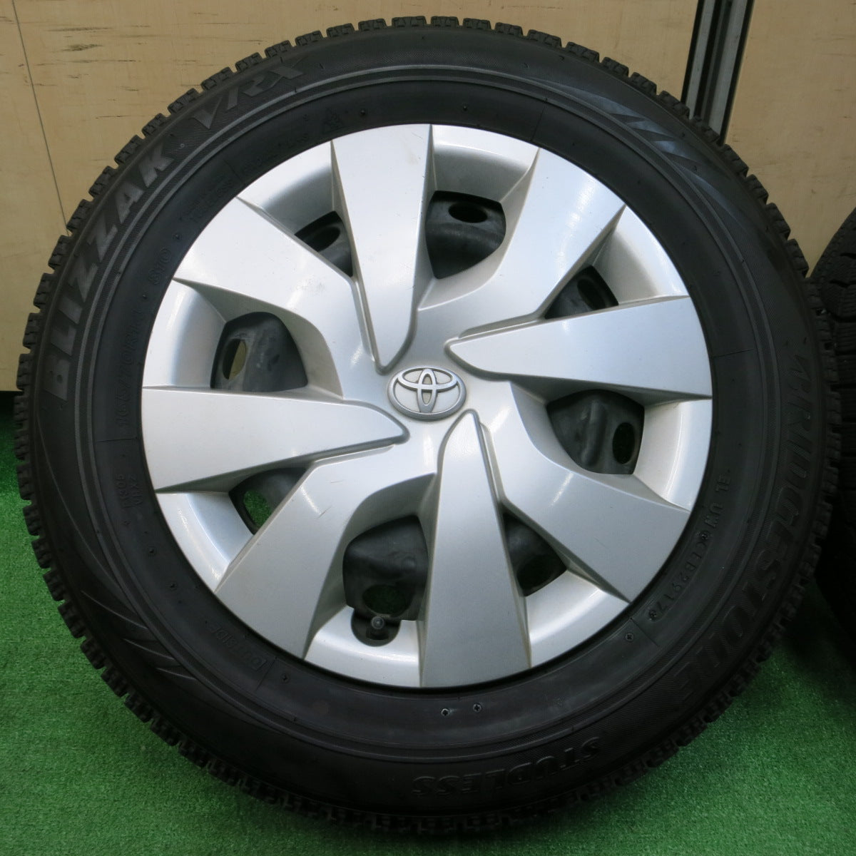 *送料無料*バリ溝！8.5分★トヨタ ヴィッツ 純正 スチール 165/70R14 スタッドレス ブリヂストン ブリザック VRX 14インチ  PCD100/4H★3120913イス