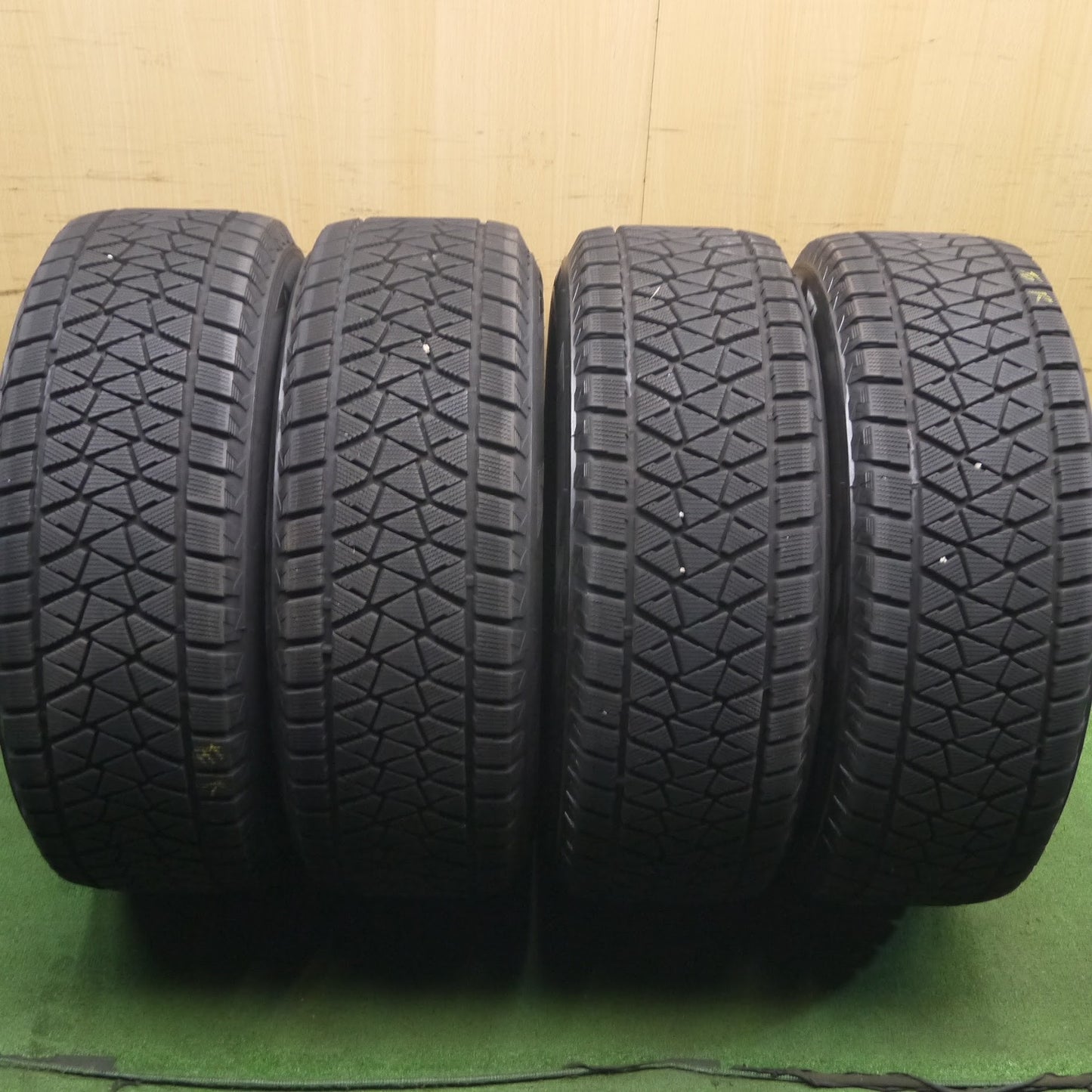 [送料無料]バリ溝！キレイ！9.5分★KEELER weds スタッドレス 265/65R17 ブリヂストン ブリザック DM-V2 キーラー 17インチ PCD139.7/6H★3070402クス