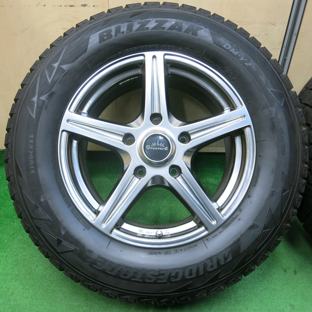 *送料無料*バリ溝！キレイ！9分★ランクル等 285/60R18 スタッドレス ブリヂストン ブリザック DM-V2 Granverd 18インチ PCD150/5H★3121202イス