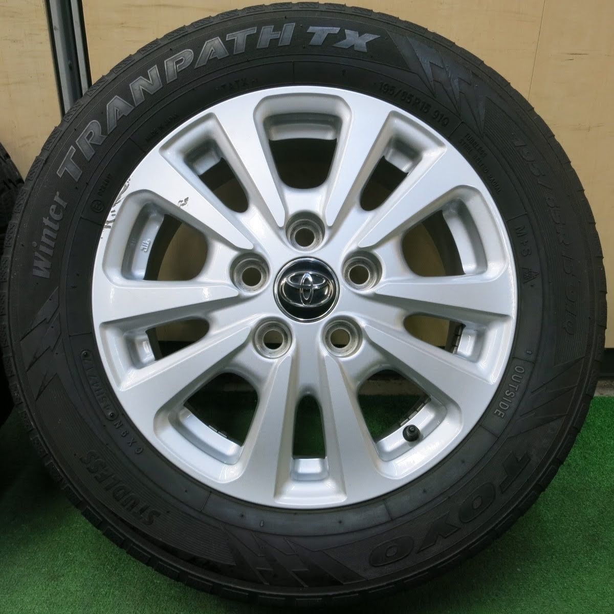 [送料無料]キレイ★トヨタ 80系 ノア ヴォクシー エスクァイア 純正 195/65R15 スタッドレス グッドイヤー アイスナビ6 15インチ PCD114.3/5H★3093003イス