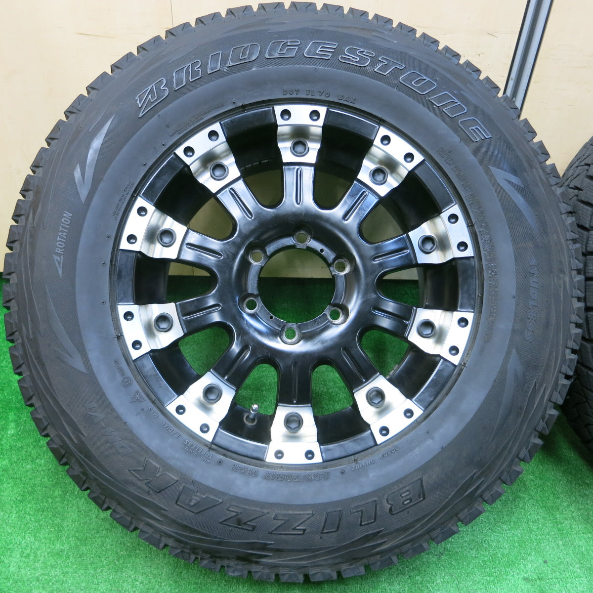 *送料無料*バリ溝！9.5分★スタッドレス ULTRA MOTORSPORTS 265/70R17 ブリヂストン ブリザック DM-V1 17インチ PCD139.7/6H★3110903イス