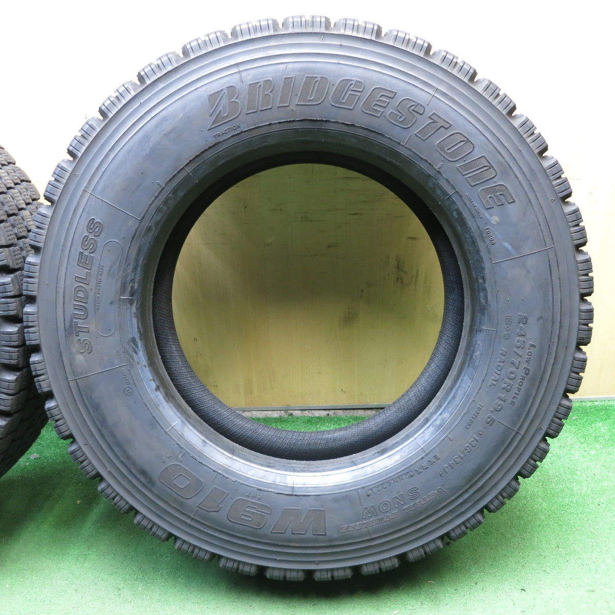 *送料無料* 2本価格！21年★トラック タイヤ 245/70R19.5 136/134J スタッドレス ブリヂストン W910 19.5インチ★4022201クスタ